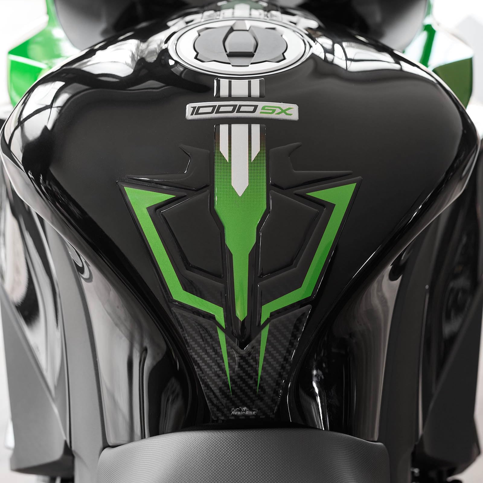 Resin Bike naklejki moto kompatybilne z Kawasaki Ninja 1000 SX 2024. Ochrona zbiornika paliwa przed uderzeniami i zarysowaniami. Naklejki żywiczne z efektem 3D, wykonane we Włoszech