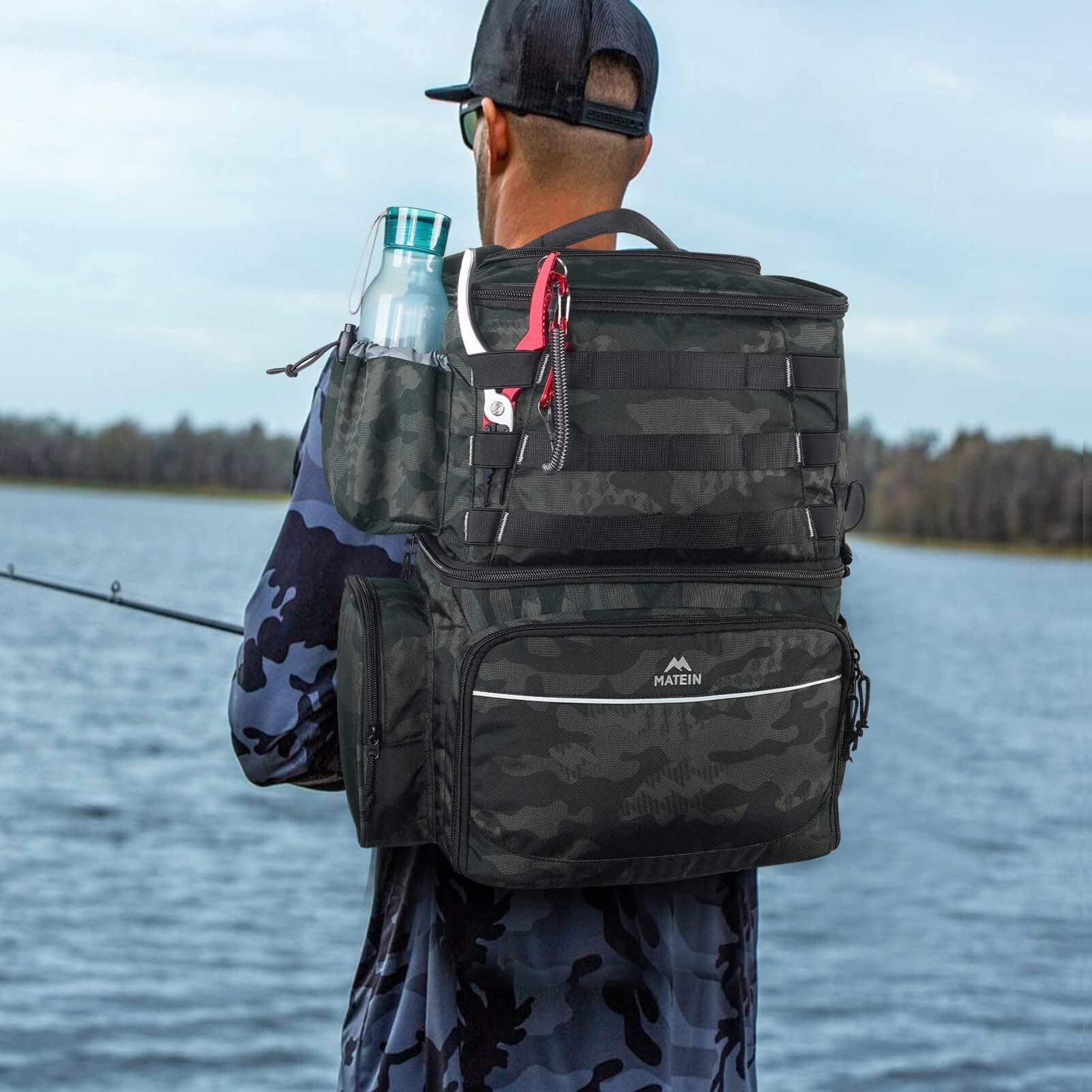 MATEIN Angelrucksack mit Rutenhalter, Wasserdichter Angel Rucksack Herren mit Isoliertes Kühlfach, Angelrucksack für Angeln Wandern Camping Trekking, Geschenke für Angler Männer, Camouflage