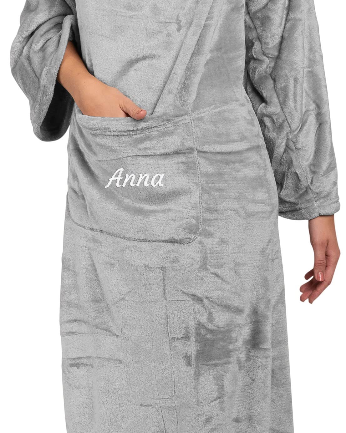 Smyla Kuscheldecke Personalisiert mit Namen oder Wunschtext I Flauschige Decke mit Ärmeln, HELLGRAU | Flanell Sofadecke/Wohndecke & TV-Decke mit Bauch und Handy-Tasche, 180x150cm