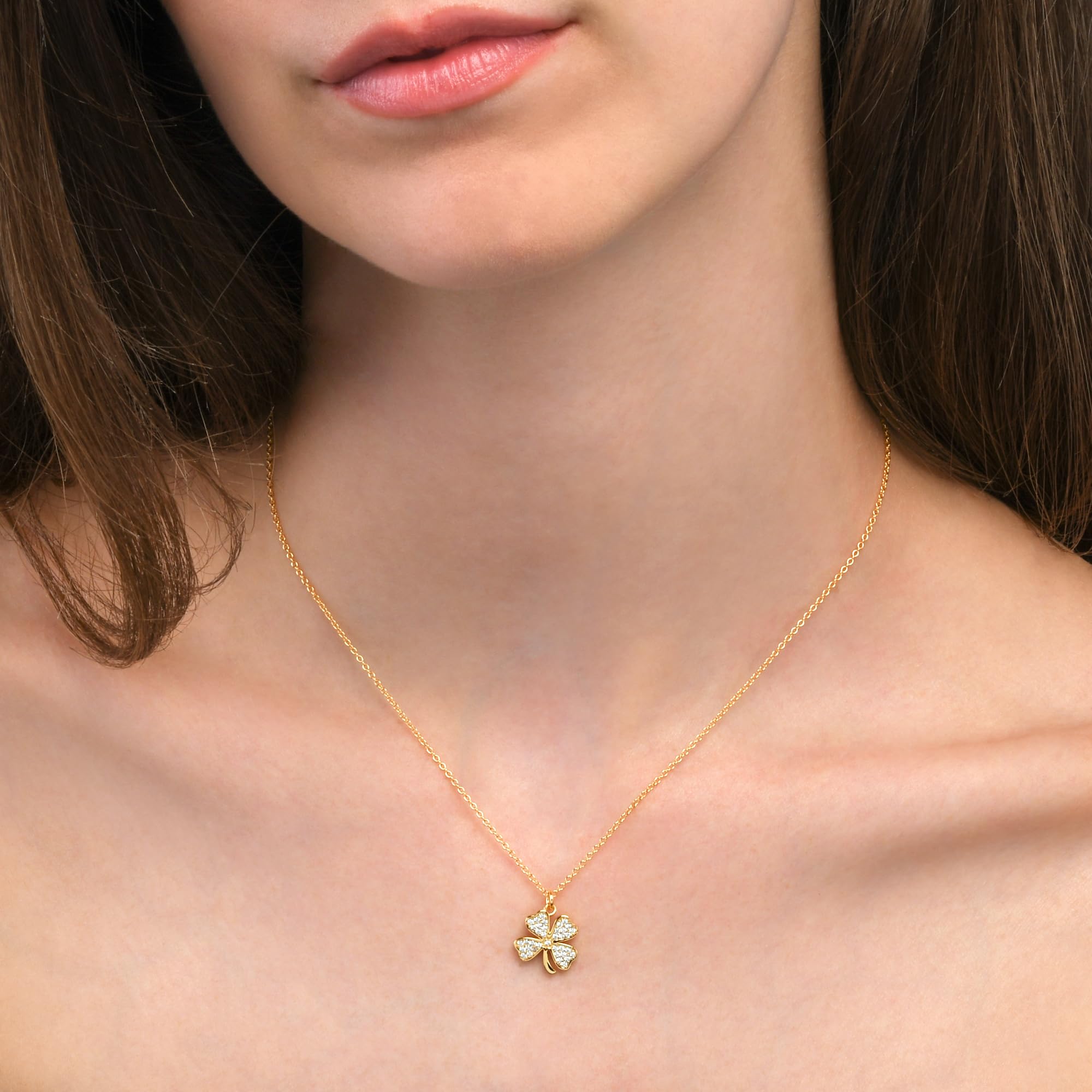 Diamond Treats Zierliche vierblättrige Kleeblatt-Halskette für Damen in 925 Sterling Silber, süße vierblättrige Kleeblatt-Anhänger-Halskette für Frauen und Mädchen in Silber, Gold oder Roségold