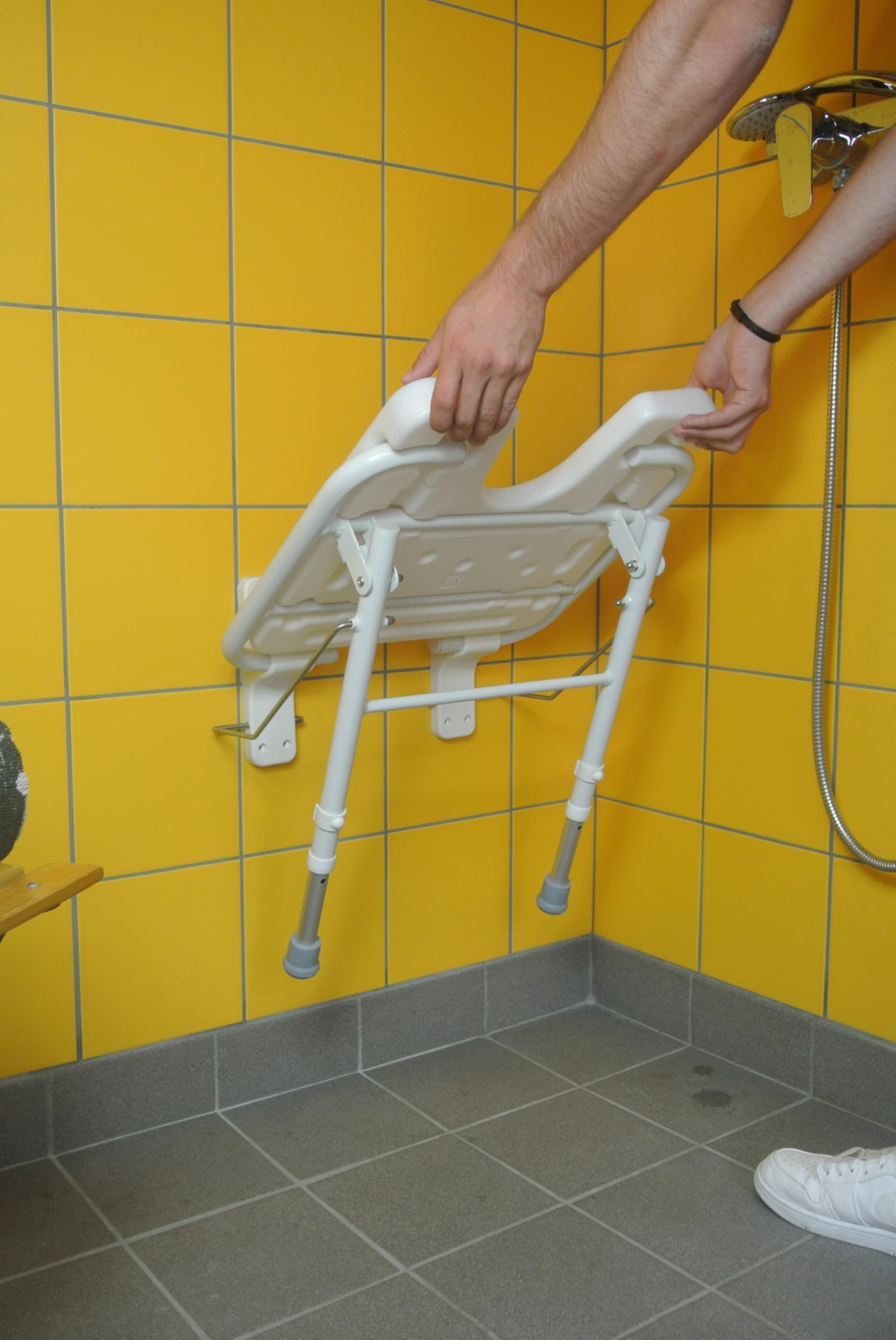 Identités, Podnoszony fotel prysznicowy Azory, chroni prysznic, idealny dla osób starszych, cięcie anatomiczne, maksymalna waga 130 kg, solidne mocowanie ścienne, regulowana wysokość, kompaktowy,
