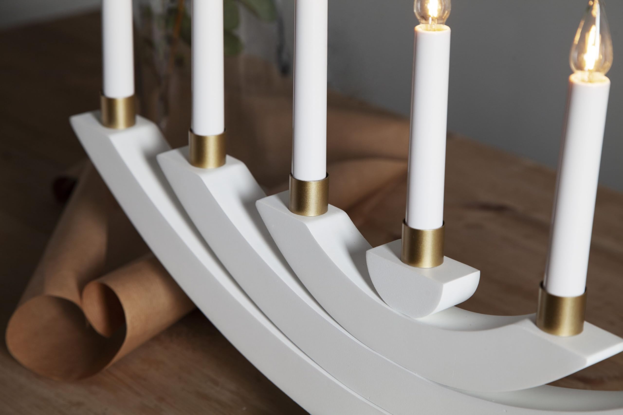 Fensterleuchter Nevida von Star Trading, Kerzenständer mit 7 Glühbirnen E10 warmweiß, Weihnachtsdeko aus Holz in Weiß, Kabelschalter, Länge: 37,5 cm