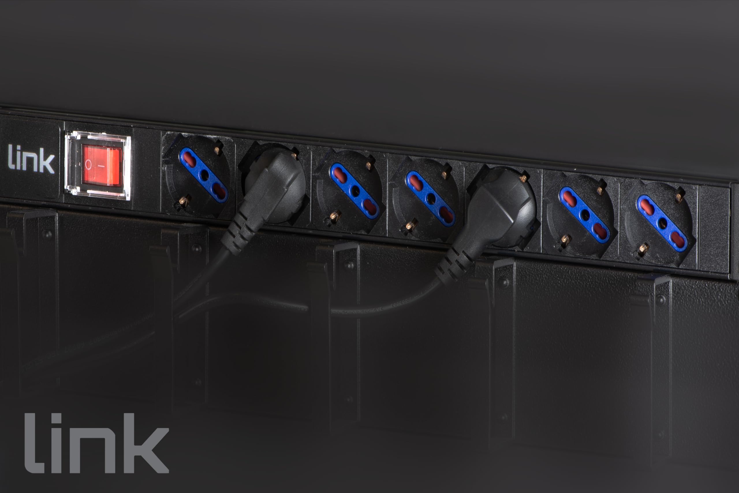 LINK Rack - Enchufe múltiple (19", 7 enchufes universales con Interruptor, Enchufe Italiano, Cable 16 A, 5 m)