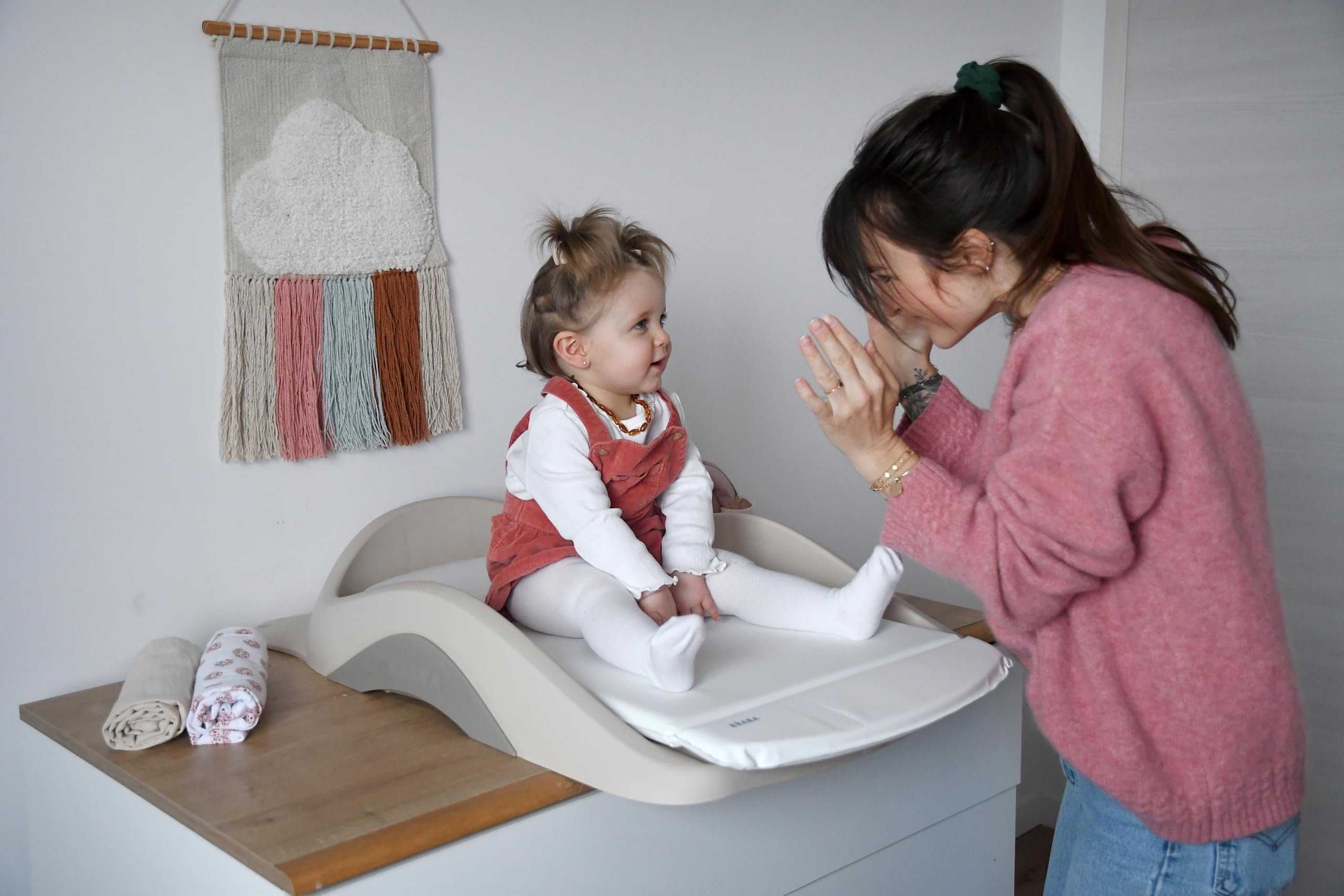 BÉABA, Plan à langer Bébé, Léger, Compact, Fixation Réglable Multi Usage, Tablettes, Bord haut, Ventouse, Matelas Lavable, Camélé’O, Made in France, Argile