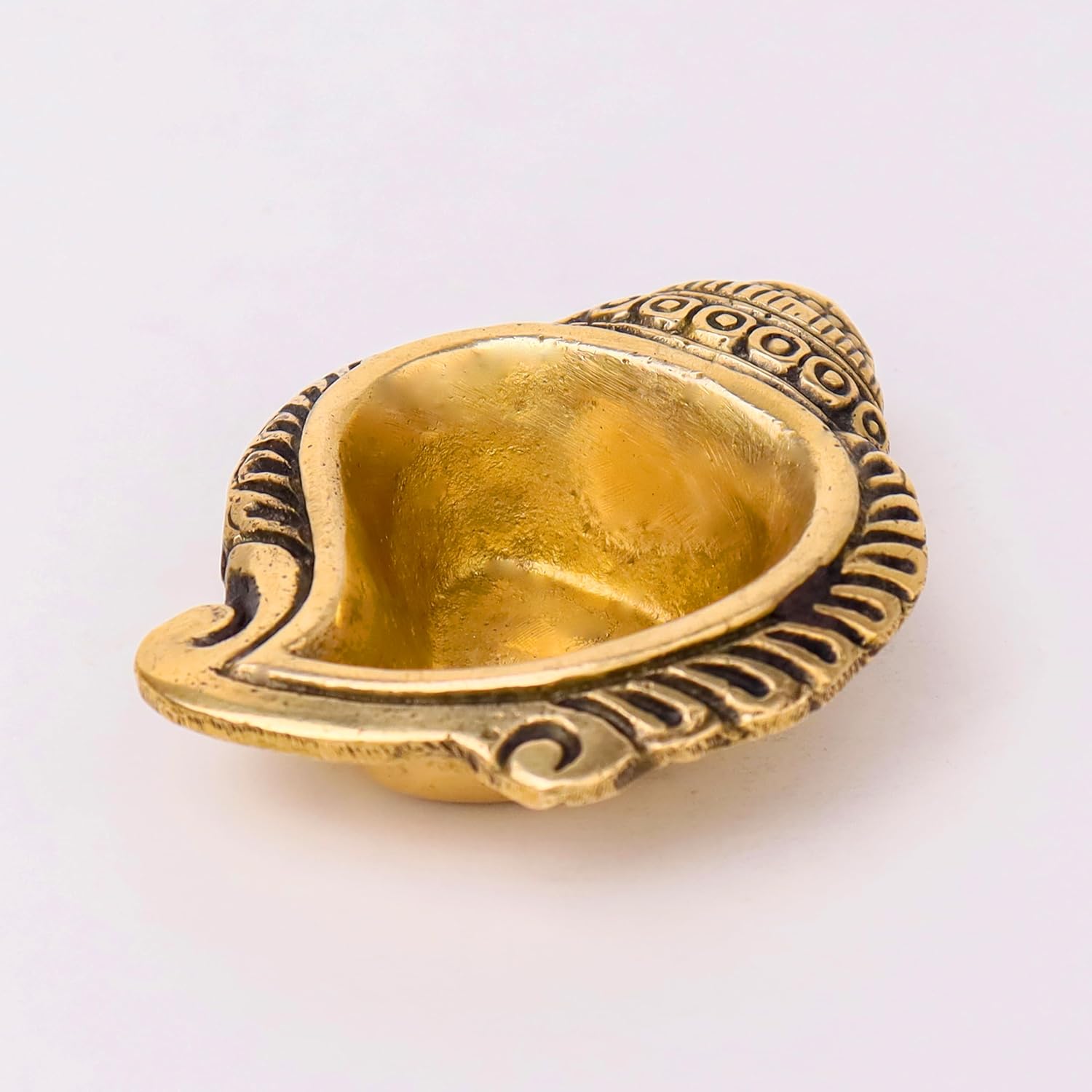 Indian Shelf Handmade Conch Religious Pital Diya for Ceremonies God Idols Deepak Awards Pooja Brass Oil Lamps (Size: 2.4cm) BOL-331