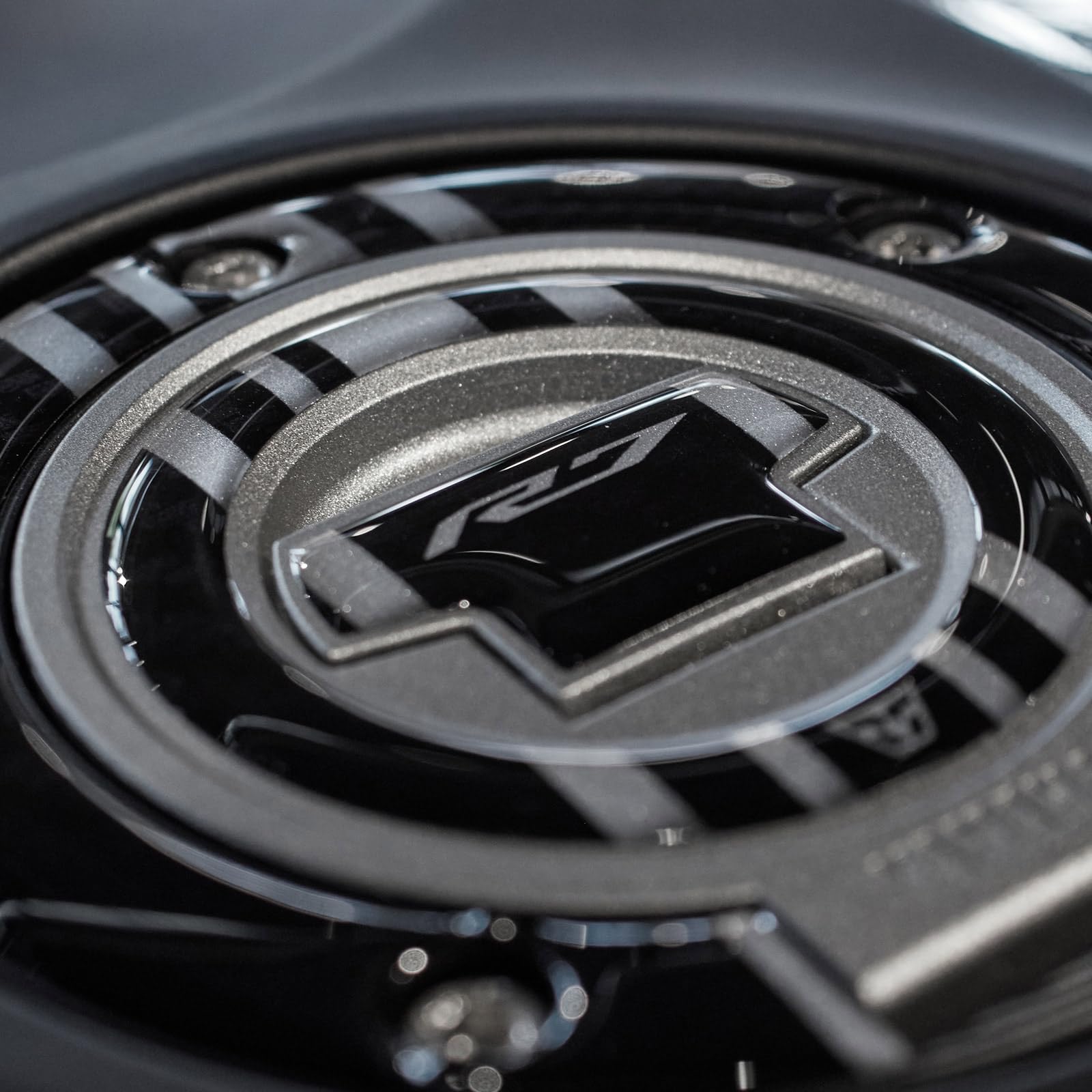 Resin Bike Tankdeckel-Aufkleber Für Yamaha YZF R7 2021-2025 – 3D Harz, Schwarz, Made In Italy, Schützt Vor Kratzern