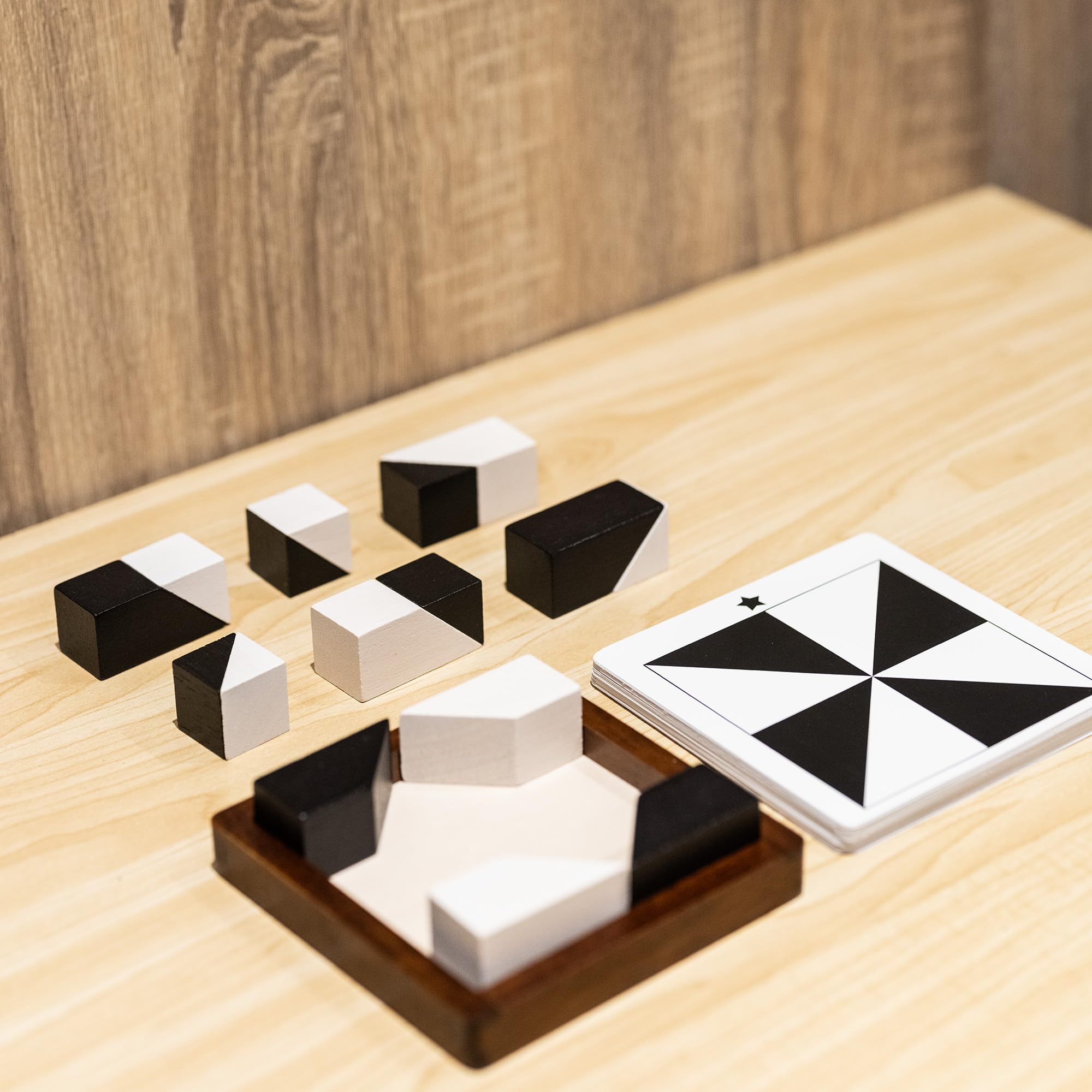 Gioco di puzzle con blocchi nascosti in legno, 80 sfide cerebrali, con scatola in legno massello e pezzi bianchi e neri deluxe, gioco da tavolo con logica 3D e pensiero spaziale, perfetto per