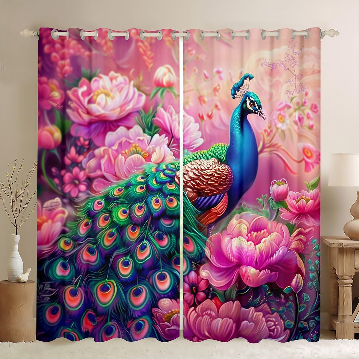 Cortinas de pavo real y flores para dar un toque alegre a la habitación infantil