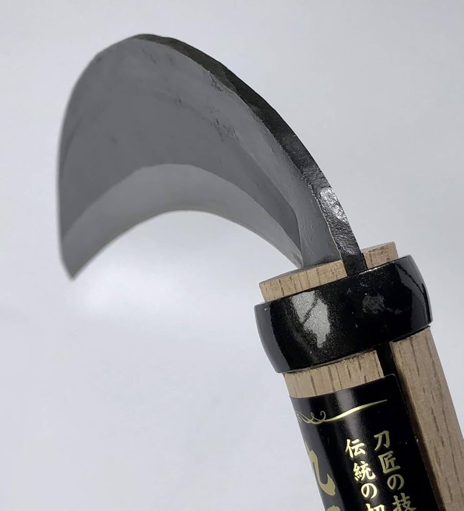 ワールドメイト　九頭龍刀 Amazon | 九頭龍川 無双鎌 丸型中厚 205mm 450mm本樫掛柄付 | かま