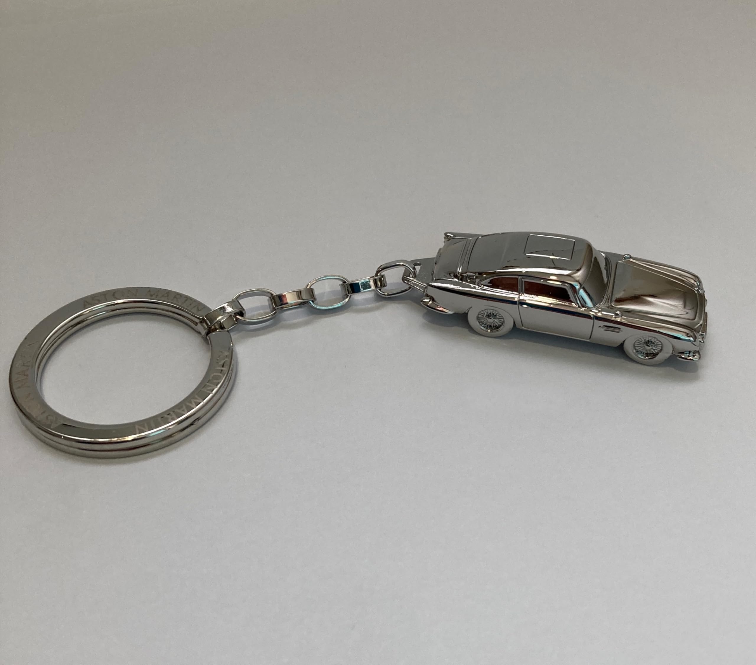 Offizieller Aston Martin DB5 silberner Schlüsselanhänger Bond 00 mit Geschenkbox
