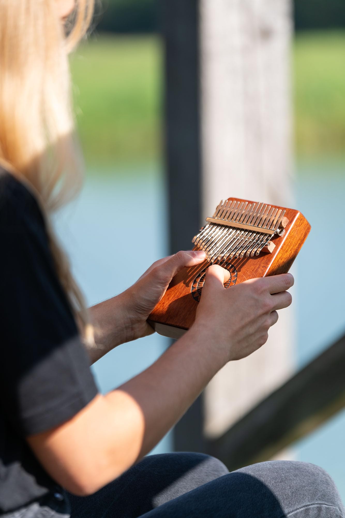 Meinl Percussion Kalimba Piano à pouce, 17 touches, avec marteau d'accordage et étui, pour la méditation, l'ASMR, la thérapie sonore et le yoga (KA17SU)