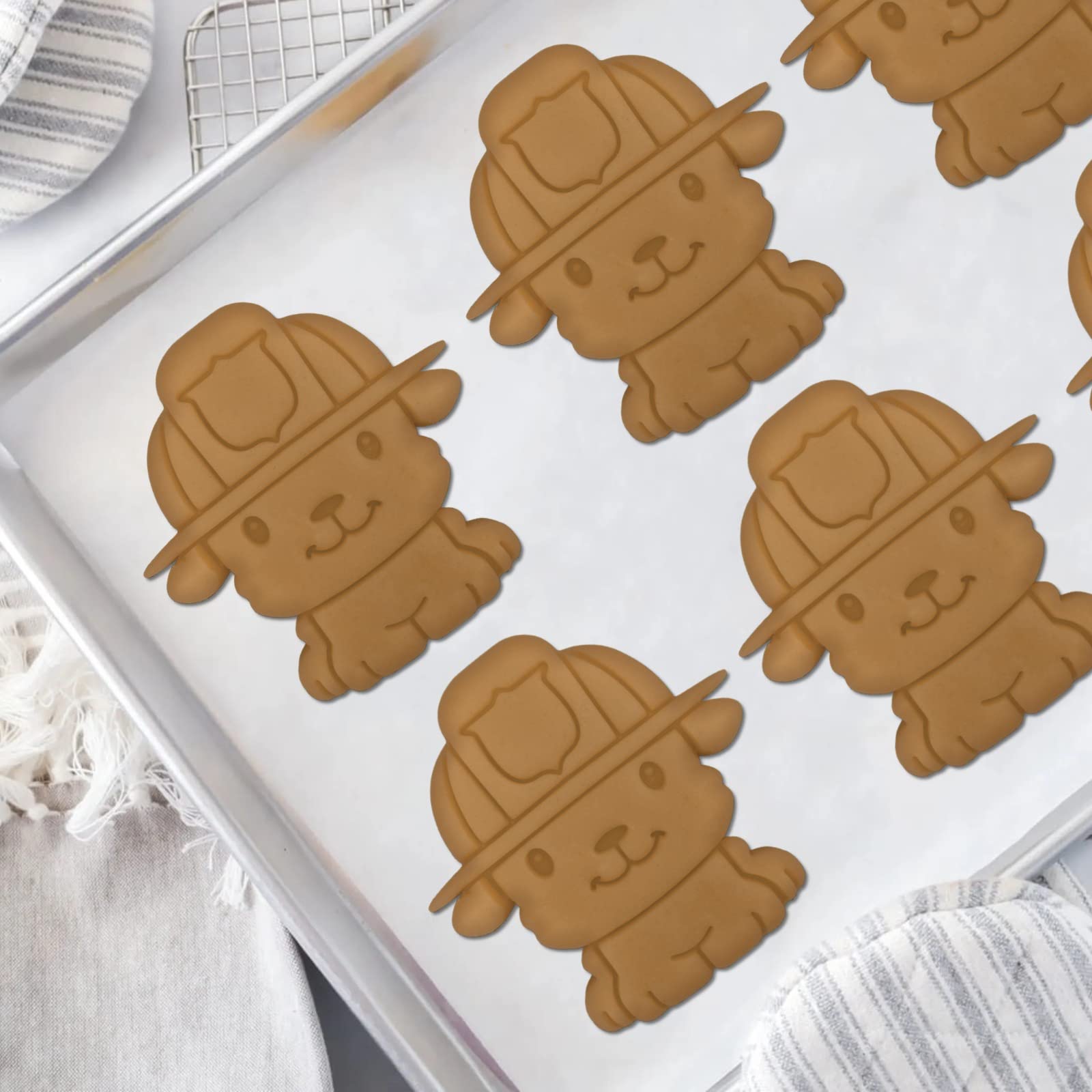Feuerwehrmann Ausstechformen zum Backen - 10er Set Ausstechformen mit Stempel Feuerwehrauto, Feuerwehrhelm, Feuerlöscher, Feuerlöscher, Hydrant, Axt, Hund, Schlauch, Leiter, Kegel & Flamme