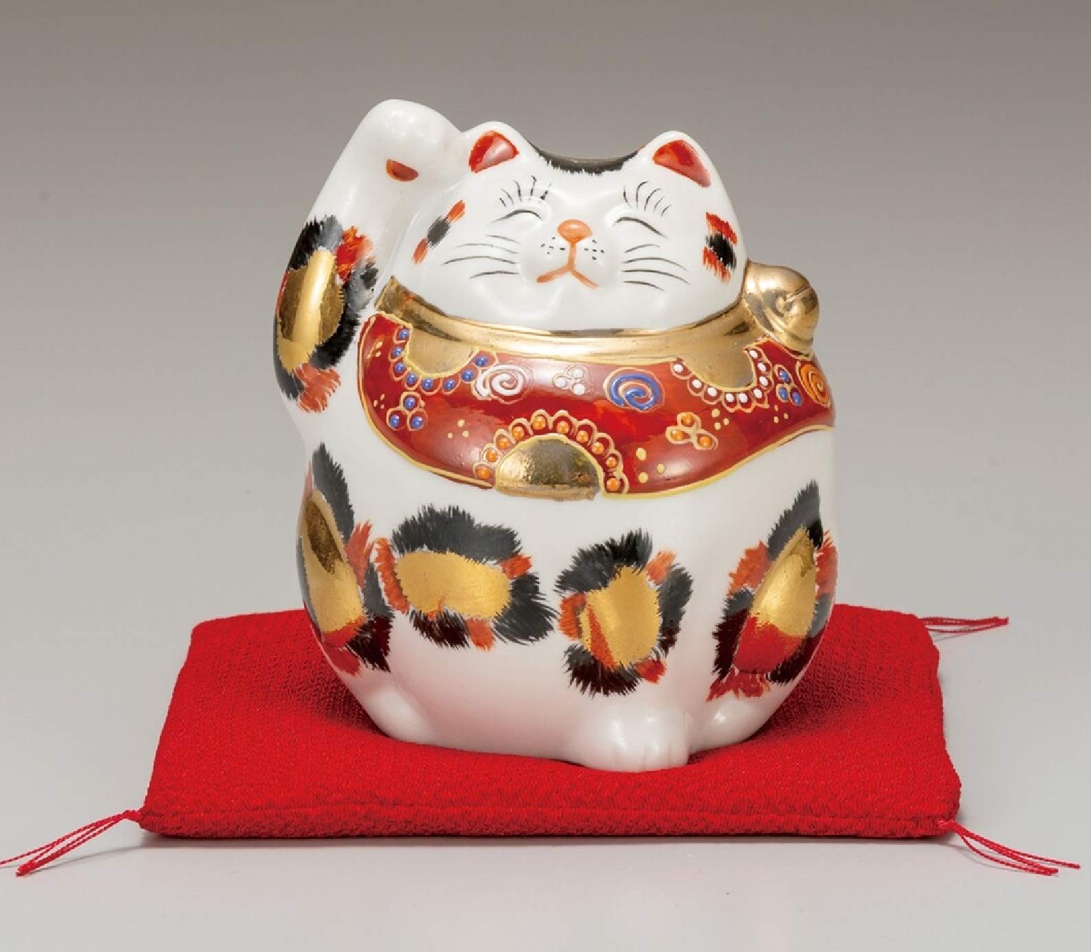 Amazon.co.jp: 九谷焼 4号招き猫（右手金運招き猫）金三毛（布団付）K5