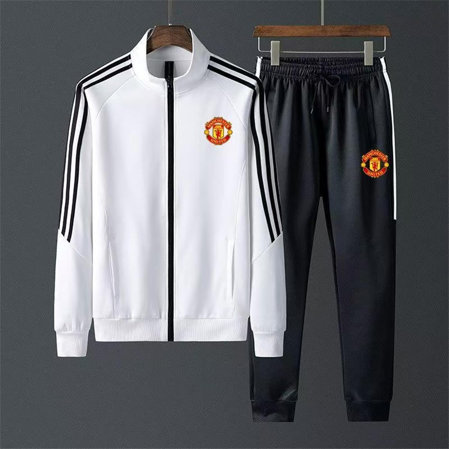 マンチェスター・ユナイテッドのフード付きトレーニングジャージ上下セット