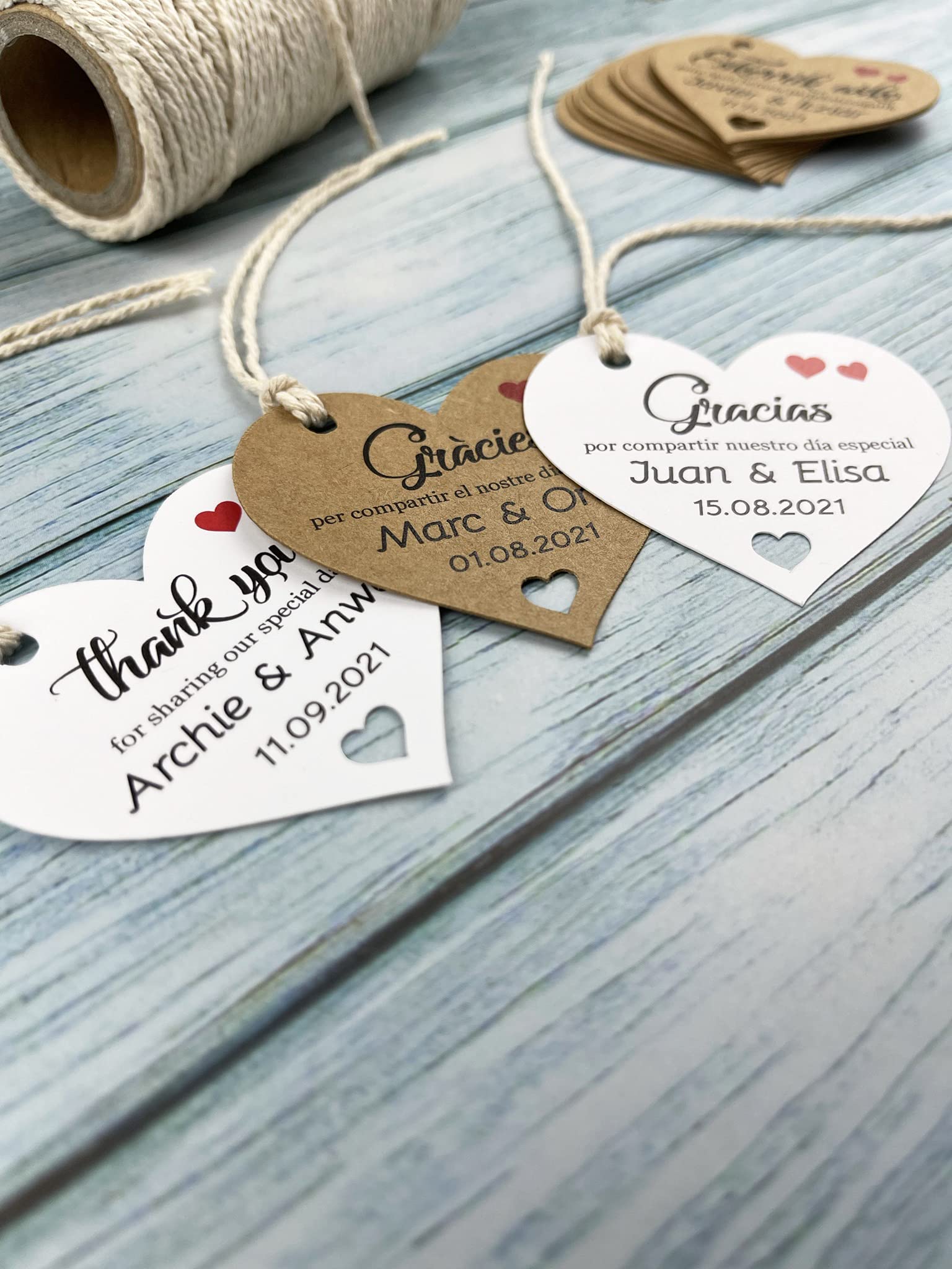 Etiquetas de Boda Personalizadas de agradecimiento para regalos "Gracias por compartir nuestro día especial". Varios Idiomas. Forma de corazón. VPM Original. Realizado en España