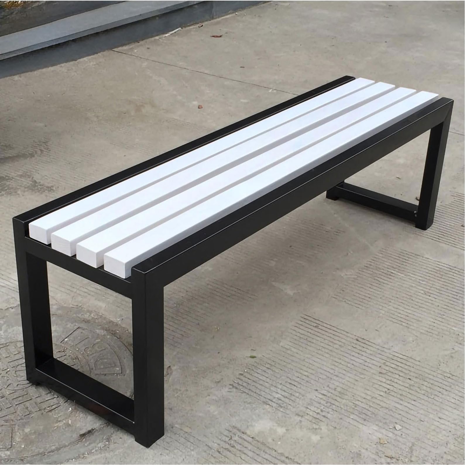 Banc de cour en métal durable au design élégant et finitions haut de gamme