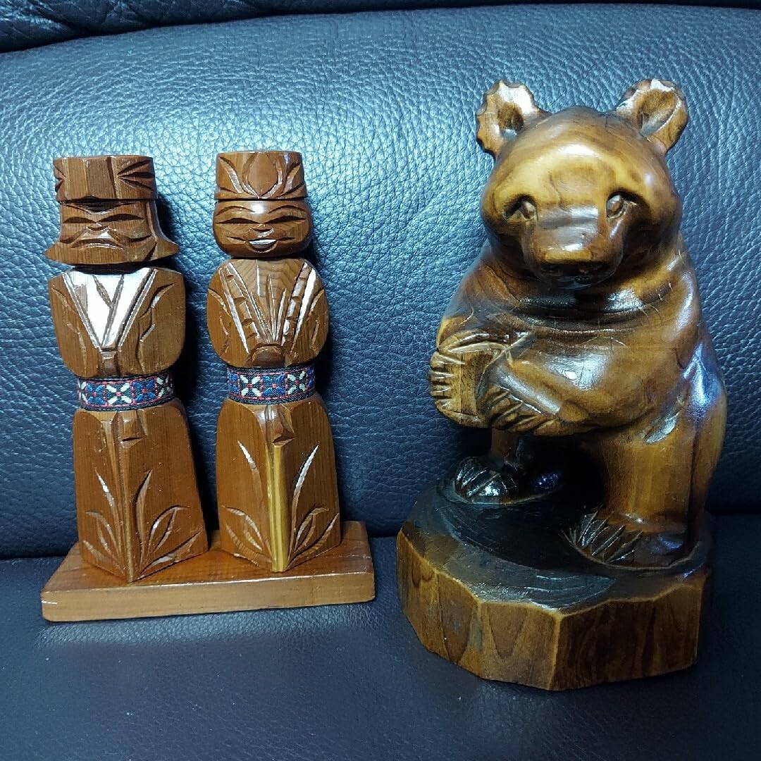 クマを抱いたアイヌ民族の木彫り人形　北海道 置物 彫刻 民芸品 ハンドメード クマを抱いたアイヌ民族の木彫り人形 北海道 置物 彫刻 民芸品