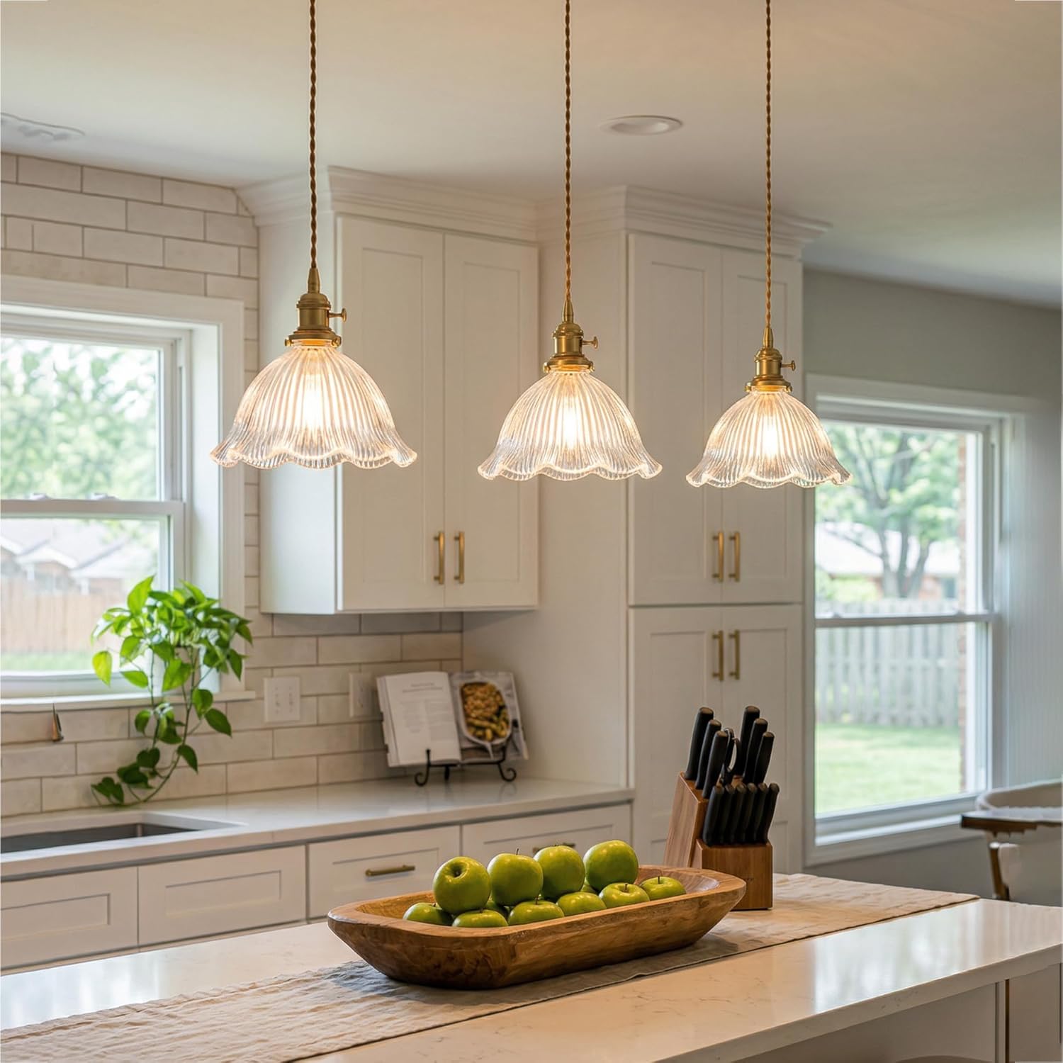 1-Light Brass Gold Vintage Pendant Light, Flower Glass Shade Adjustable Height Hanging Light Fixture, E26 Base Retro Farmhouse Pendant Lighting for Kitchen Island Dining Room Bedroom Bathroom