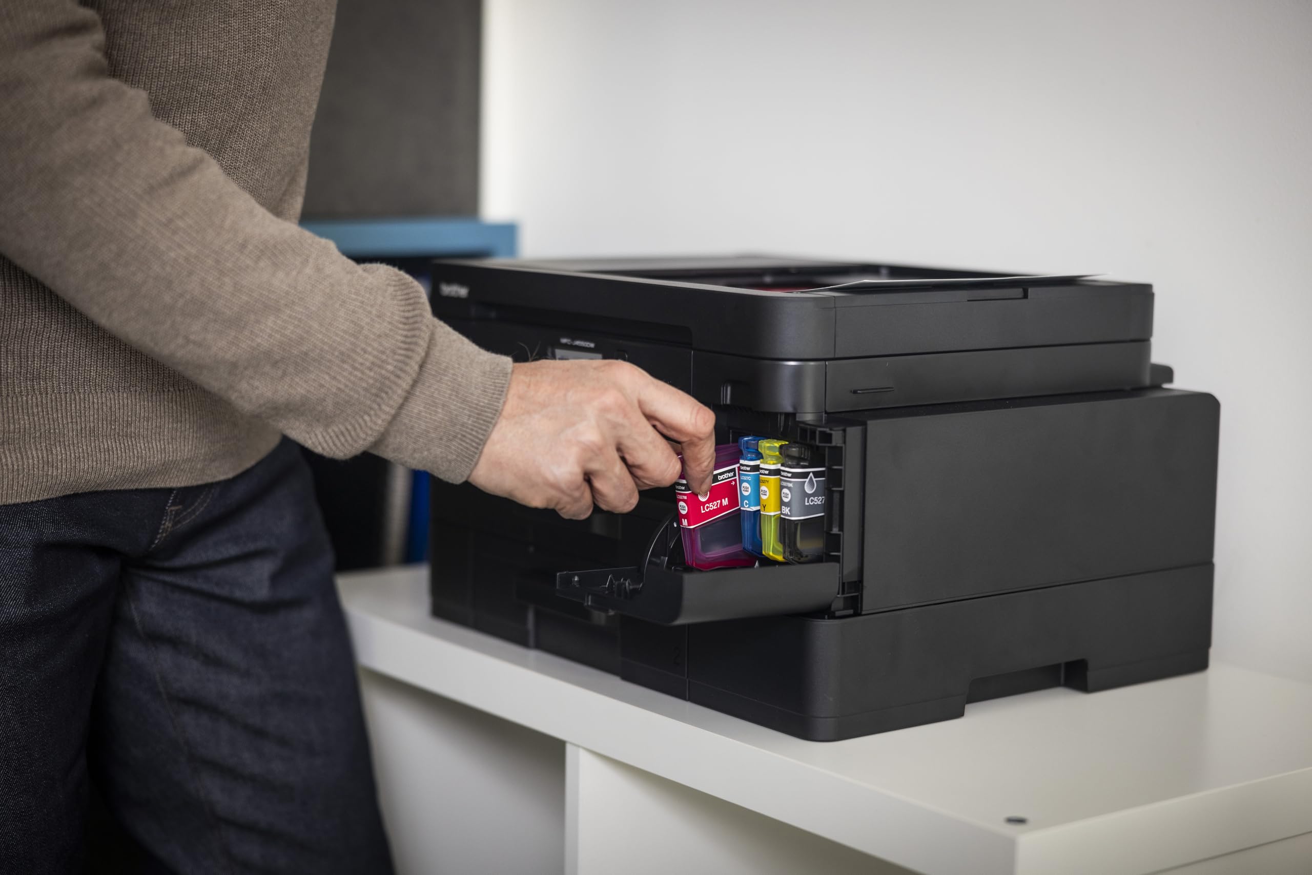 Brother MFCJ4550DW | Multifunzione inkjet a colori | 20 ipm| Stampa Fronte/Retro | Display da 6,8 cm | Cassetti per tot 400 fogli e ADF da 20 | WiFi e USB| Print e Scan da mobile| Inbox da 350 pag