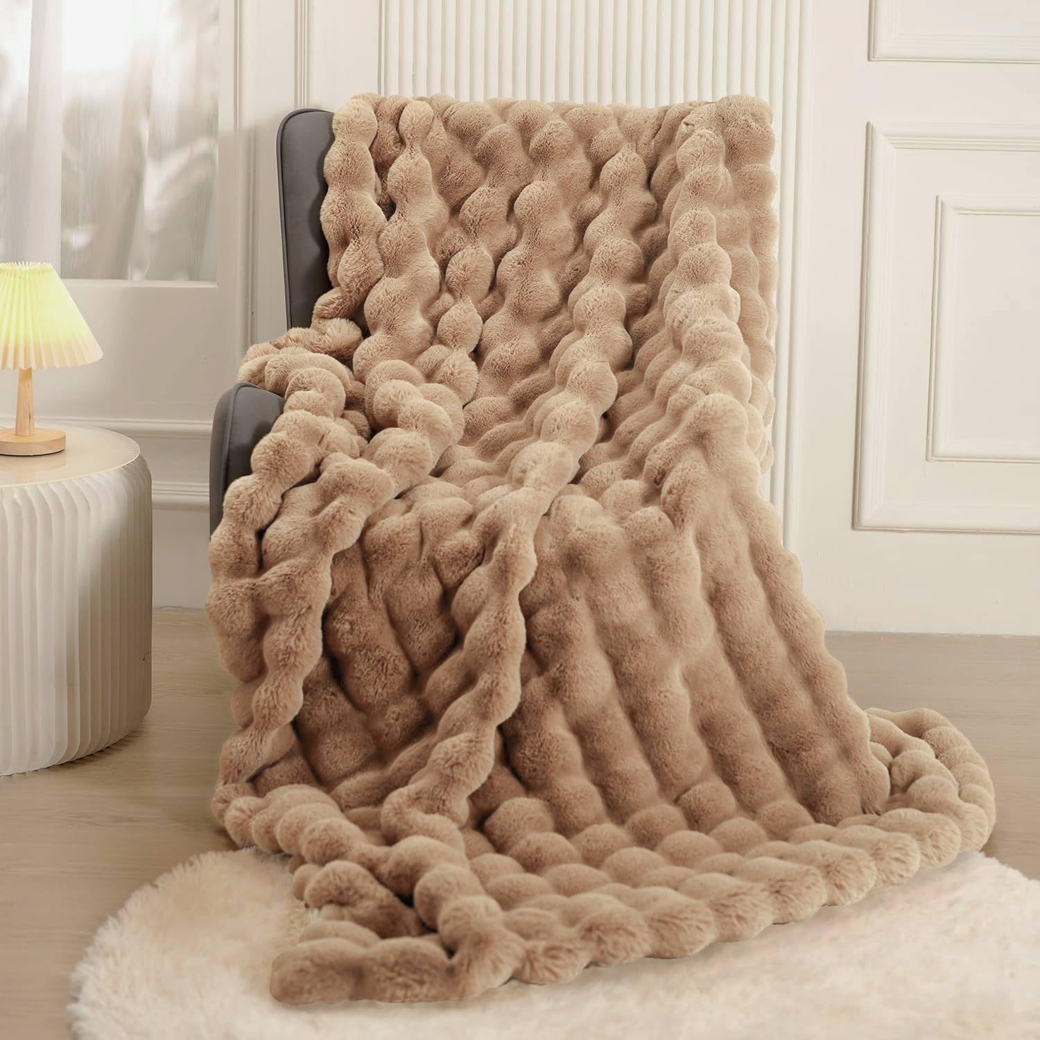 Couverture 130x160cm Chocolat Epaisse Plaid Lapin en Peluche Couvre-Lits Super Duveteux Plaid Fausse Fourrure Haute Qualité Polyvalente Plaid Polaire Chaude et Confortable pour Chambre Canapé Voyage