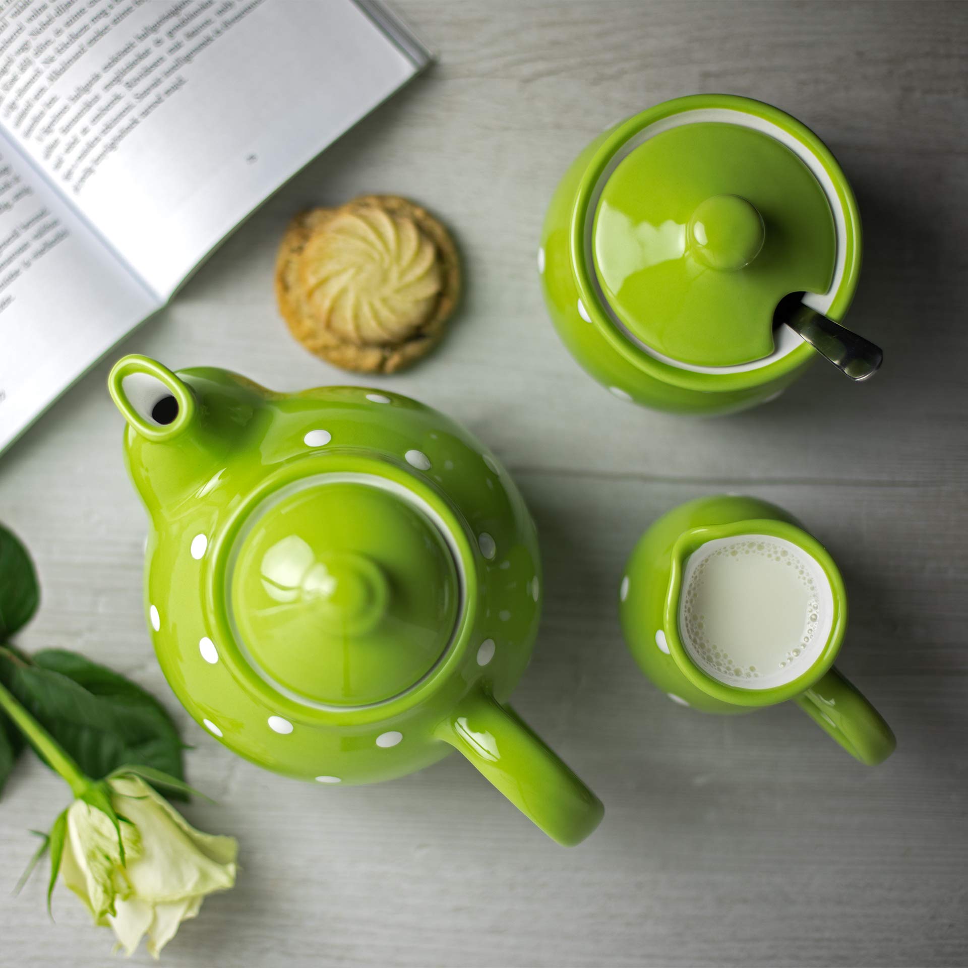 City to Cottage® Set da tè con Teiera, Bricco del Latte, Zuccheriera e 2 Tazze con Piattino | Fatto a Mano in Ceramica | Fantasia a Pois Verde Lime e Bianco