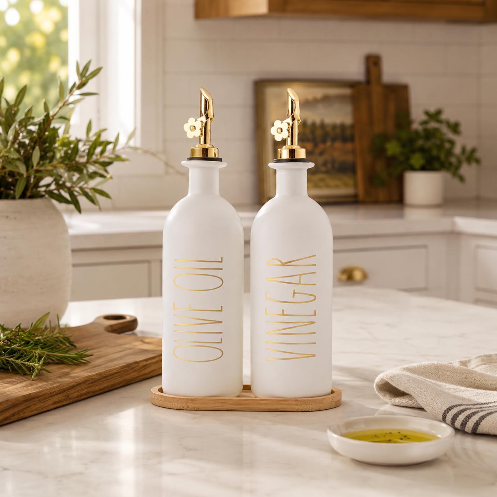 HOMCDALY Botellas dispensadoras de aceite de oliva de 16 onzas para cocina, juego dispensador de aceite y vinagre dorado, dispensador de aceite de vidrio para cocina con bandeja de bambú, juego de 2