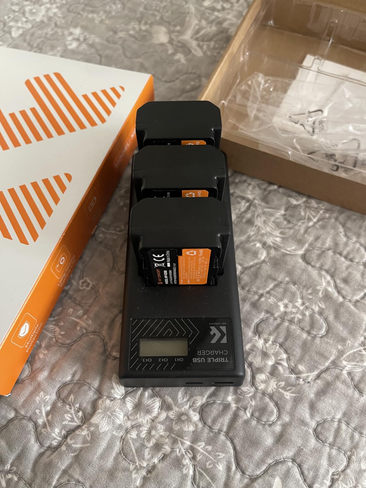 SLODA 2 Batterie + Caricabatterie LCD Per Sony NP-FZ100 - 2280mAh Per A7 III, A7R III, A7R IV, A9, A6600, A1 (Type-C)