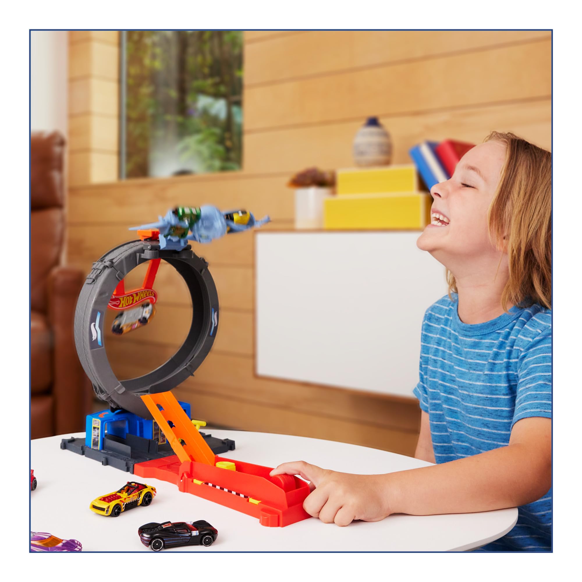 Hot Wheels Let’s Race Netflix - Coffret Circuit City Looping Et Attaque Chauve-Souris avec Voiture Et Piste, 3 Modes De Jeu, Looping Réglable Et Lanceur, Jouet Enfant, A Partir De 4 Ans, HTN78