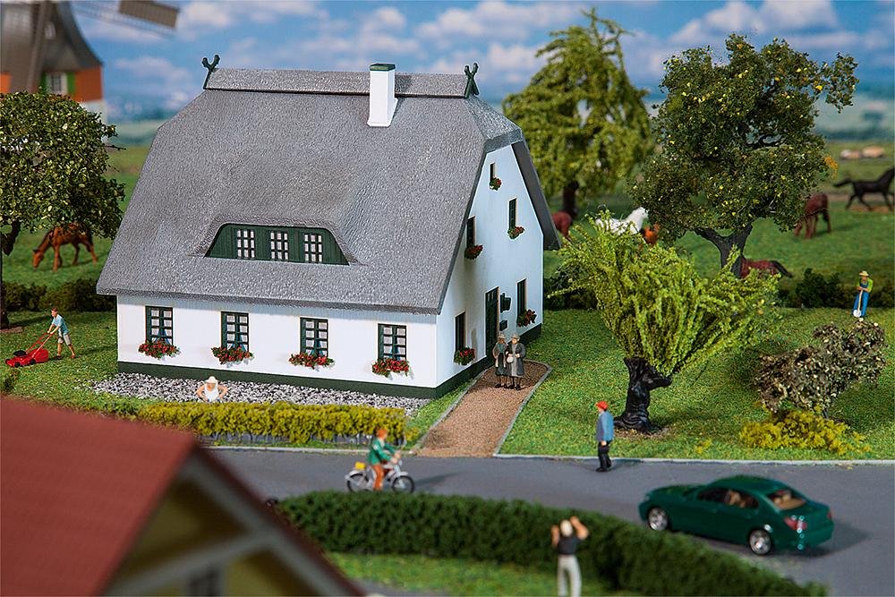 FALLER Landelijk Vakwerkhuis Modelbouwset N-Spoor - 213 Delen - 77x57x50 Mm