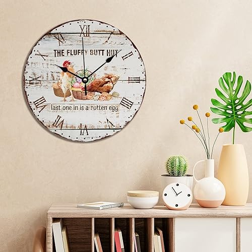 Miniatura 4 de The Fluffy Butt Hut Chicken Coop - Reloj de pared de PVC con diseño de gallina y gallina, funciona con pilas, reloj silencioso de estilo rústico