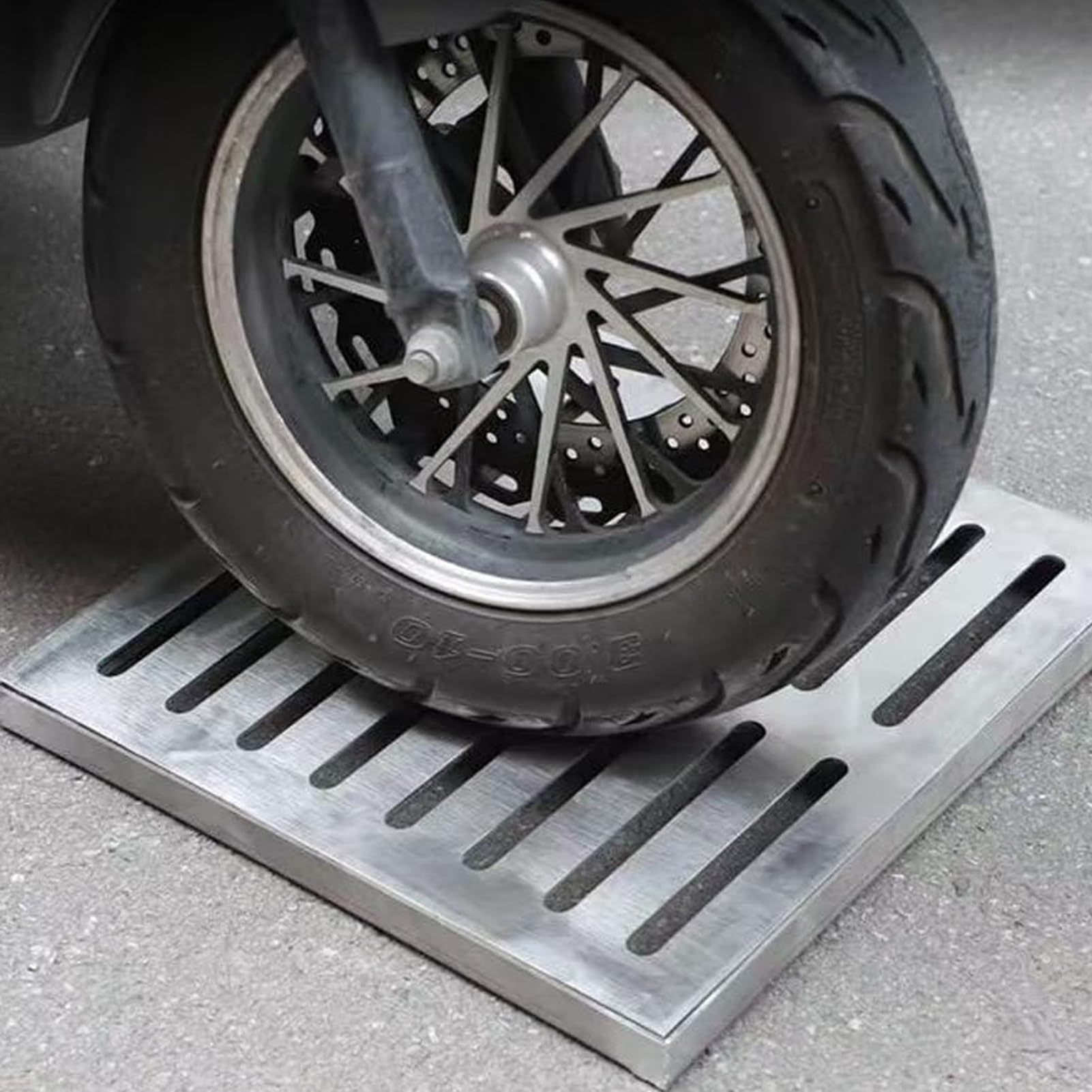 Kwadratowa pokrywa włazu ze stali nierdzewnej – dekoracyjny ruszt odpływowy do zlewów, szamba i ogrodu – 60 cm (23,6") z dwurzędowym otworem