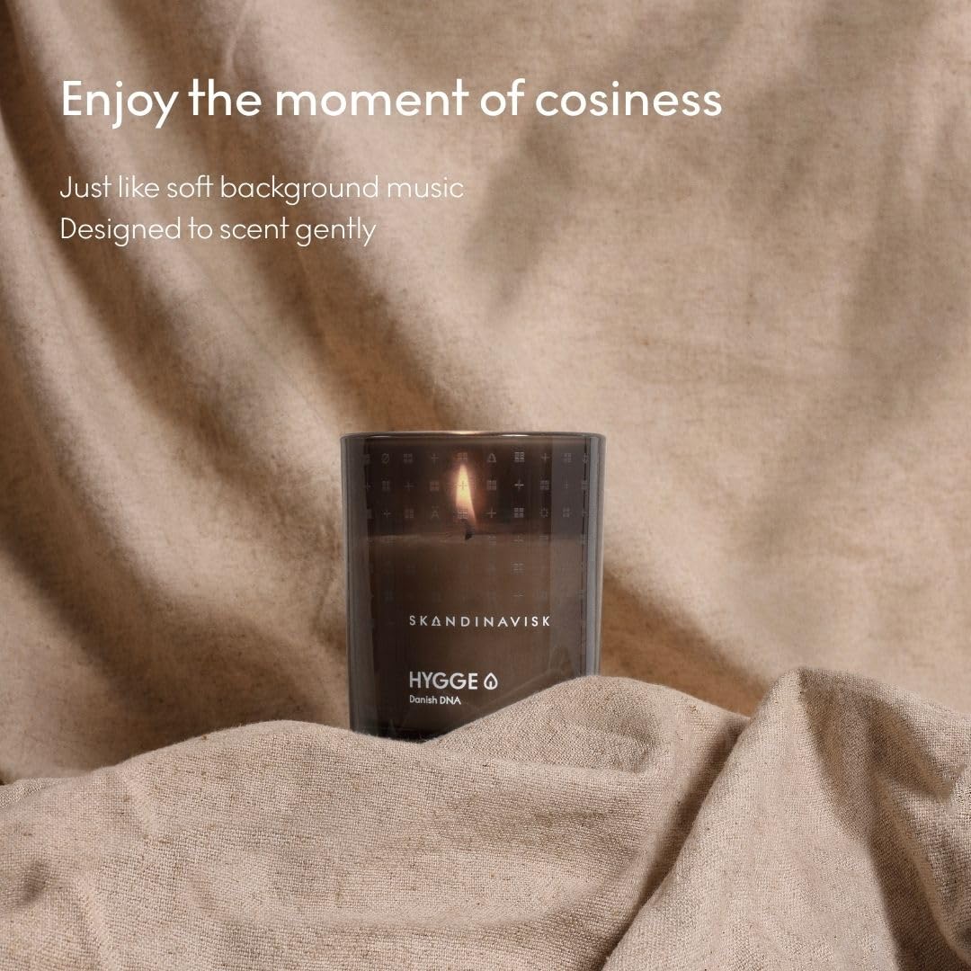 Skandinavisk HYGGE 'Gemütlichkeit' Mini Duftkerze. Duftnoten: Schwarzer Tee und Minzeblätter, getrocknete Äpfel und ein Hauch von Zimt. 65 g.