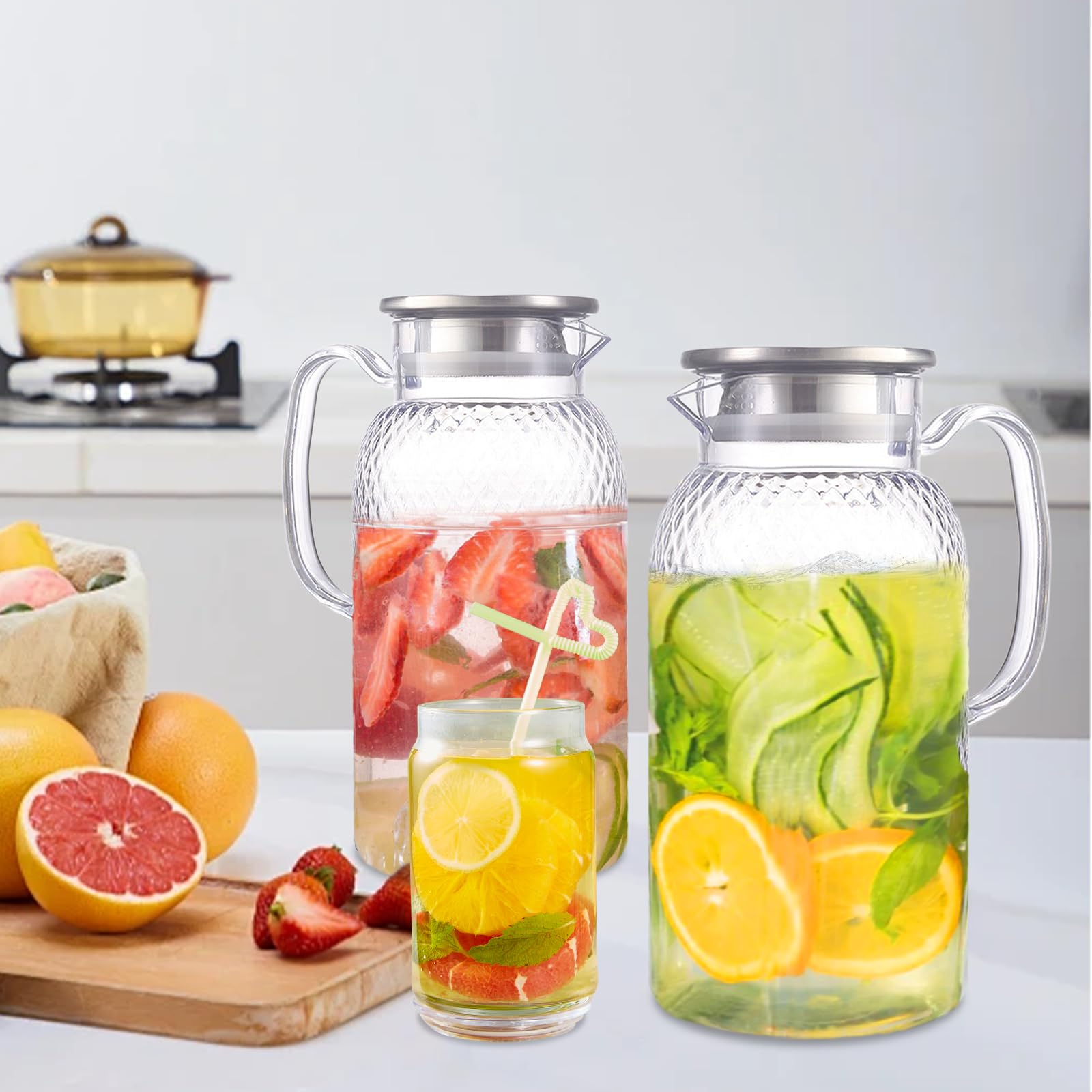Confezione da 2 brocche in plastica da 2 litri con coperchio e manico, senza BPA, trasparente, non versano, per cocktail, succhi di frutta, acqua calda/fredda, tè, caffè, latte