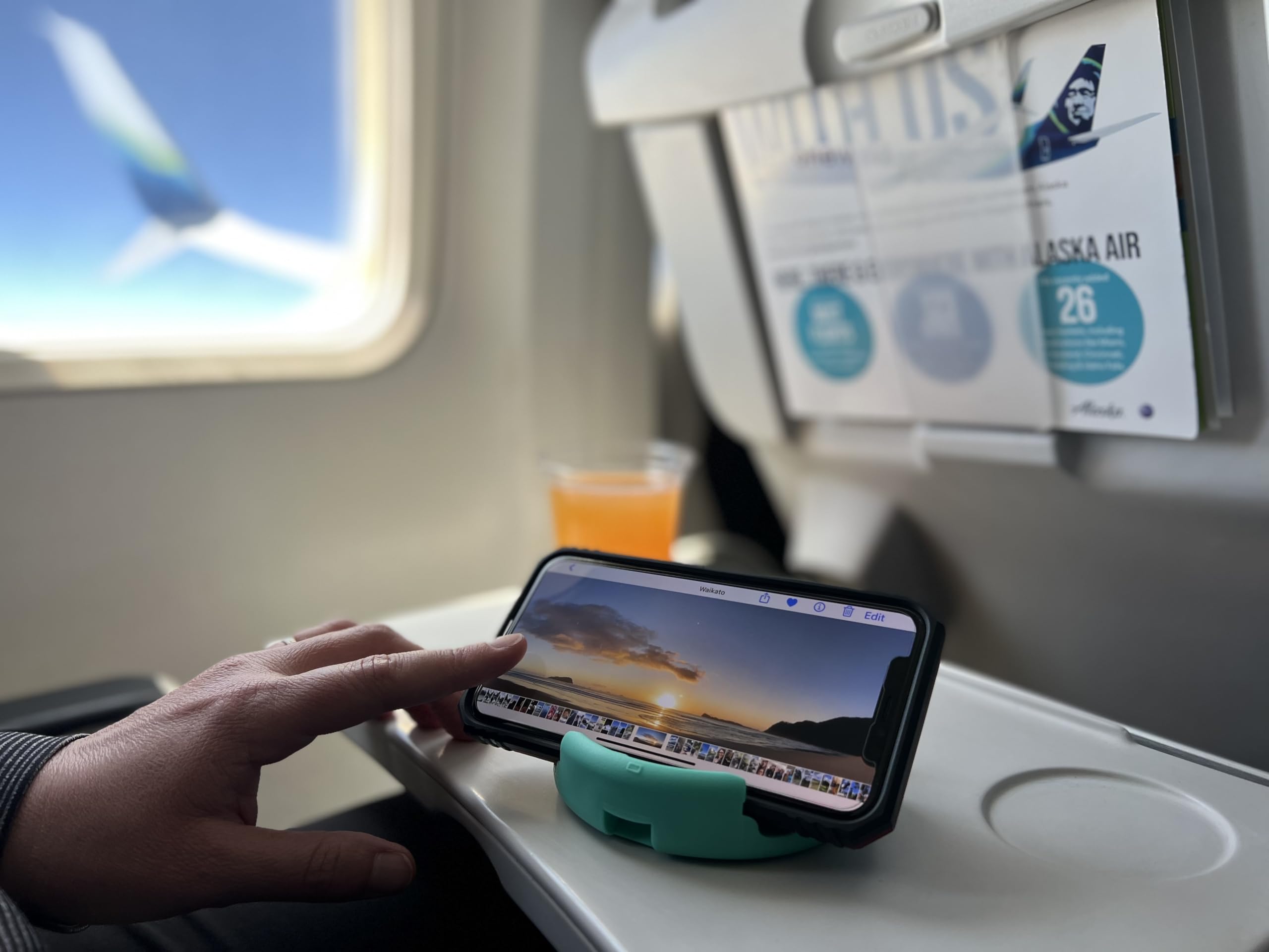 GoDonut Soporte para teléfono de Escritorio Plus - Avión de Viaje portátil, Accesorios de Oficina en el hogar - con Acceso al Puerto de Carga - Compatible con iPhone, iPad, Switch y Tableta - Negro