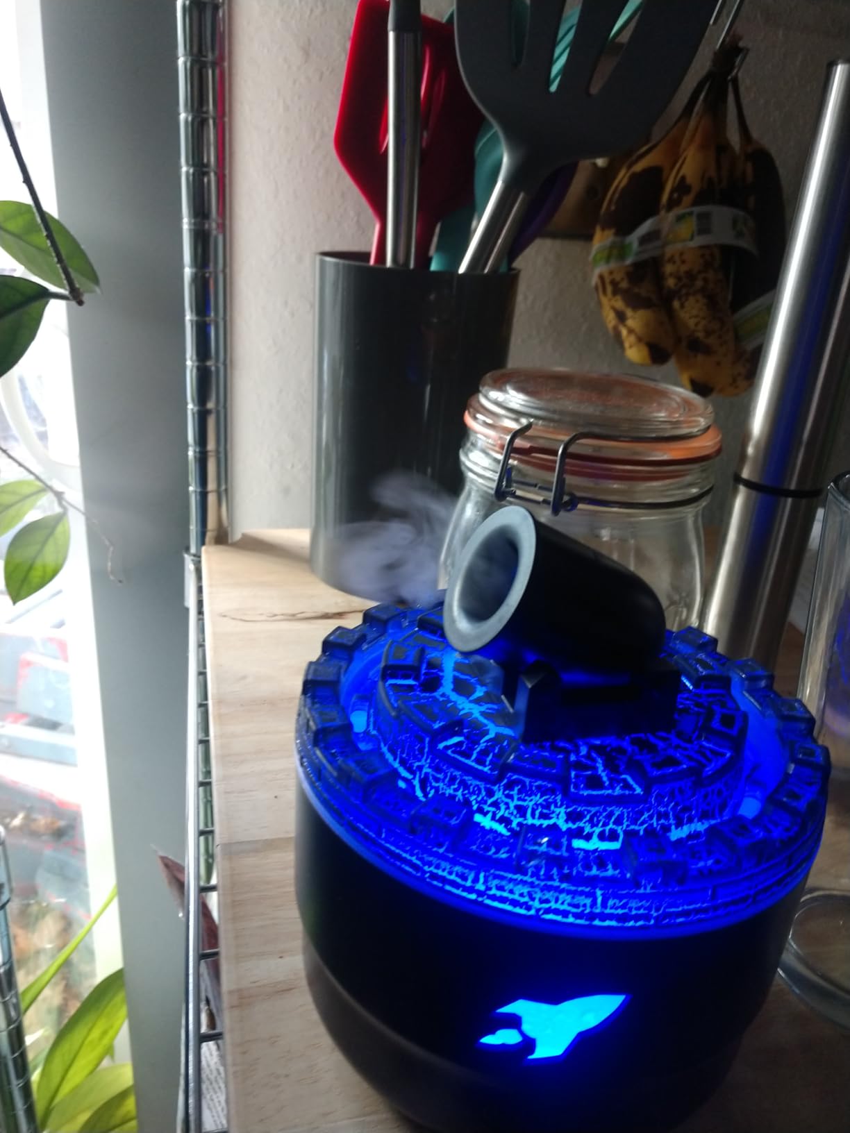 Cliente usando difusor en oficina iluminada