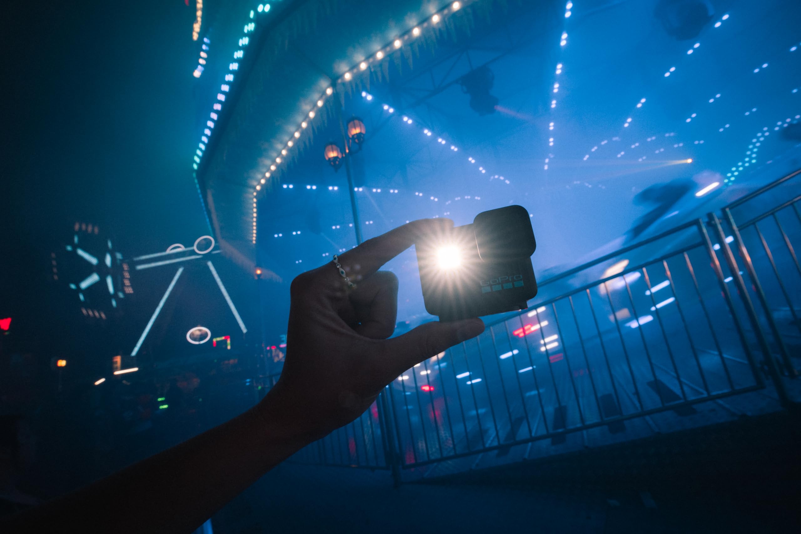GoPro LIT HERO - Action camera leggera, compatta e impermeabile con luce integrata, video Ultra HD 4K60, foto da 12 MP, touch screen, stabilizzazione HyperSmooth
