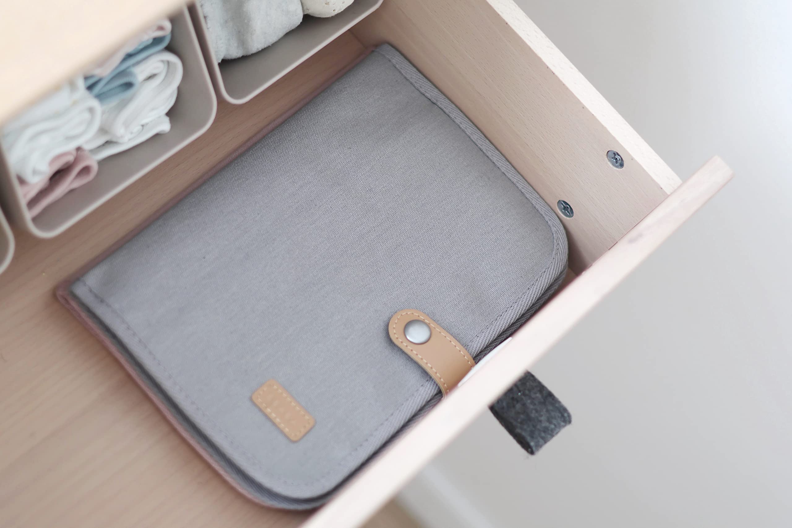 BÉABA, Health Book Cover, Geneva, 2 Interior Pockets, Press Stud Button, Waterproof Fabric, 100% Cotton, Pearl Grey - 4