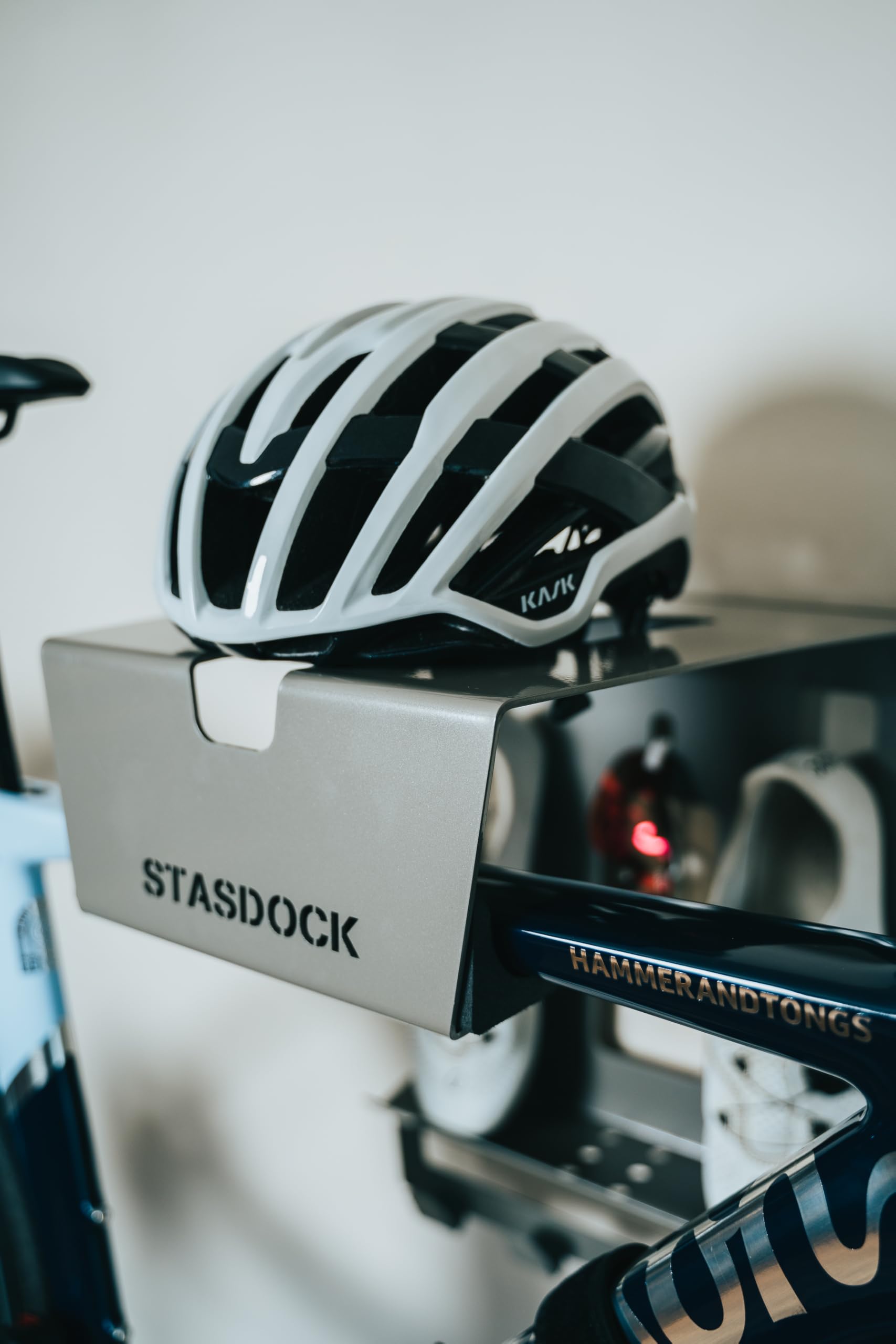 Stasdock Supporto Bici da Muro con Mensola e Accessori - Portabici da Parete per Garage
