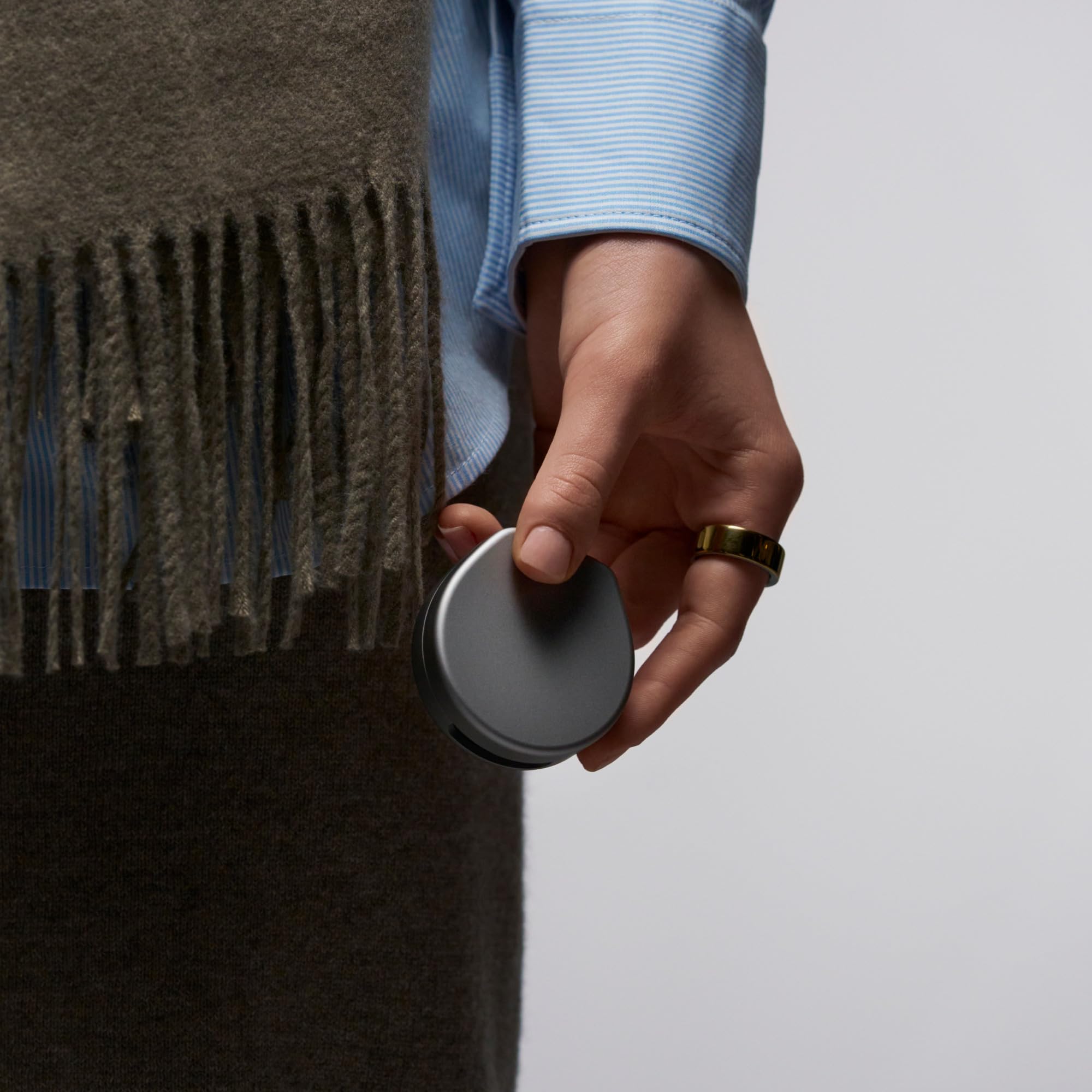 Oura Ring 4 (câble USB-C Non Inclus) Boîtier de Recharge - Gris foncé - Taille 4 - Peut contenir jusqu'à 5 recharges/capacité de Recharge d'un Mois, Recharge en 90 Minutes
