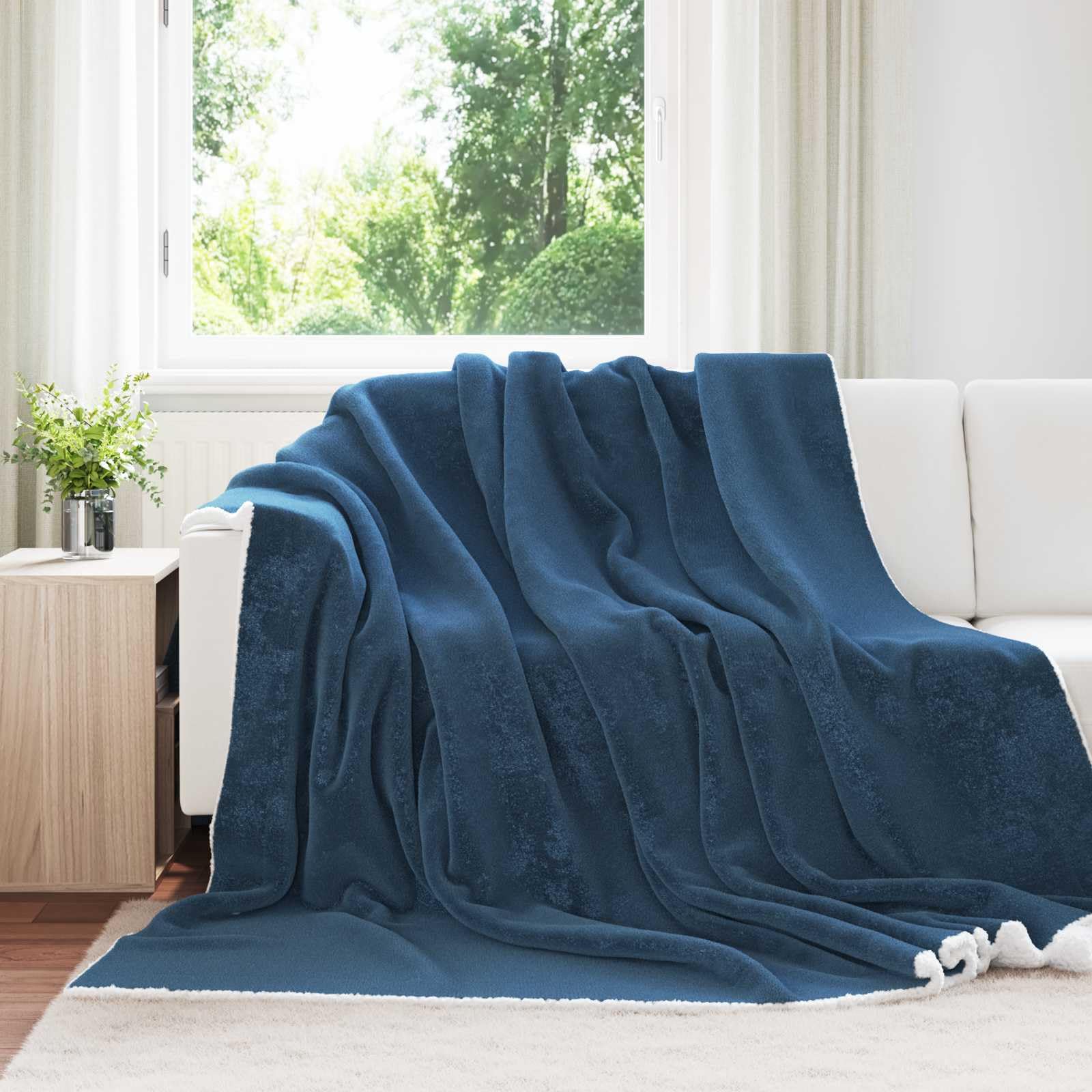 Couverture bleu marine 220x240 en polaire douce et légère pour vos moments de lecture