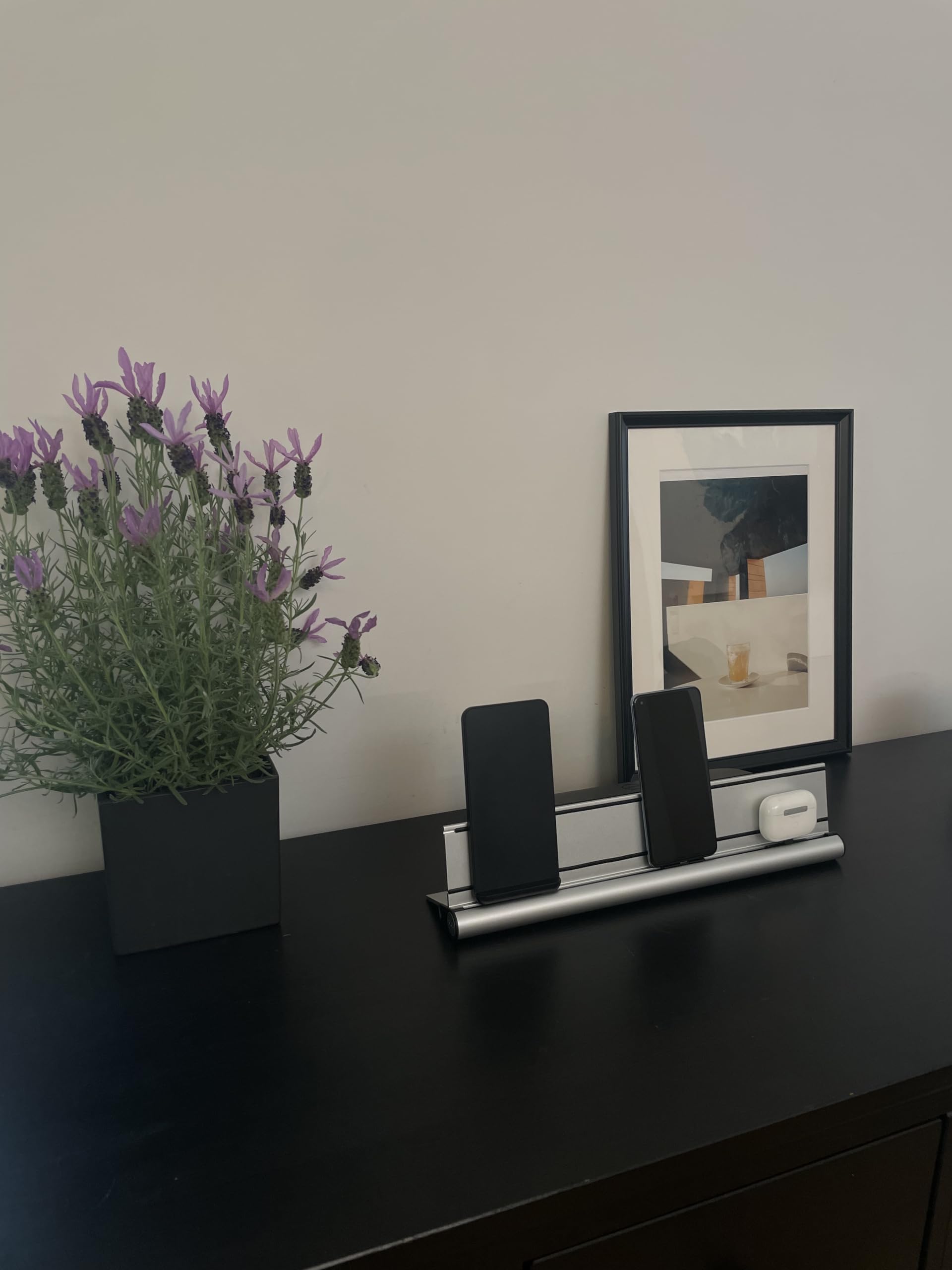 Universal Ladestation für Smartphones Tablets und AirPods, udoq 400, Aluminium, mit Power Delivery Fast Charging und Wireless Adapter (Silber)