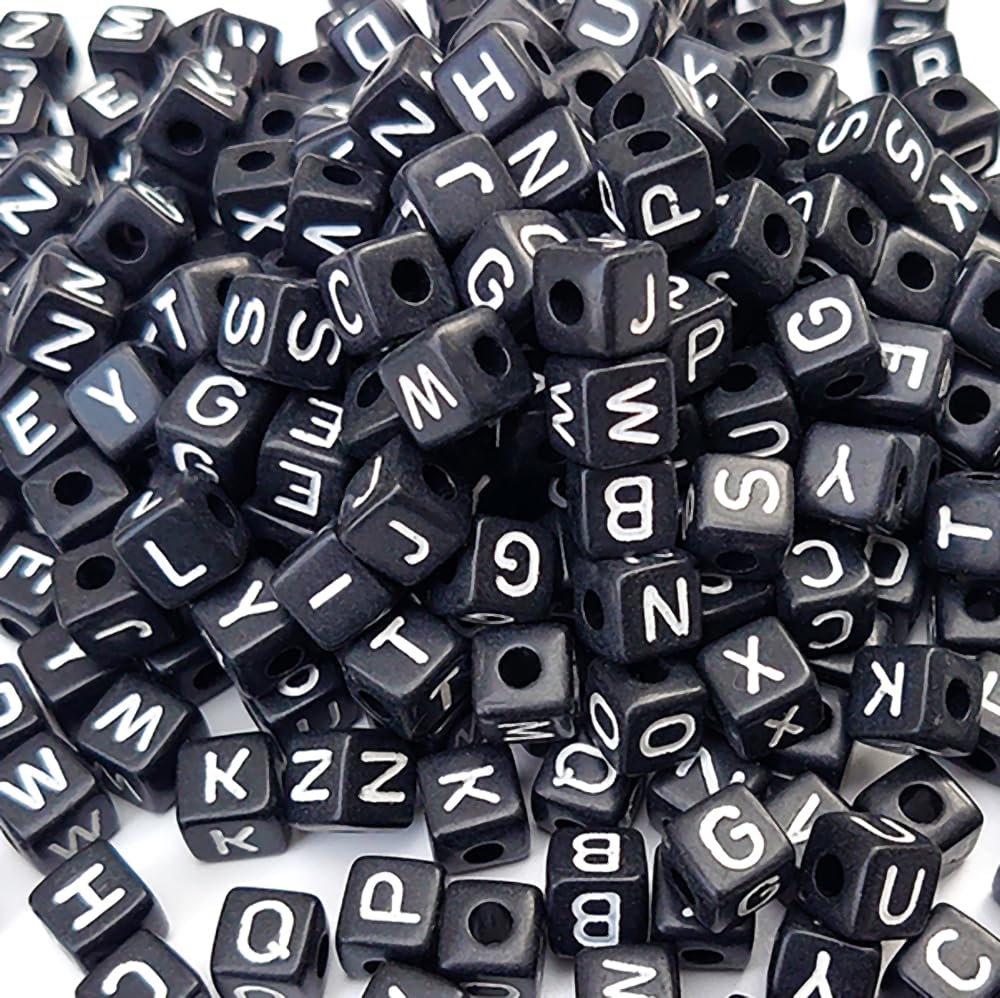 Bijoux alphabet en acrylique noir : cubes de 10mm pour personnaliser vos bracelets de l'été