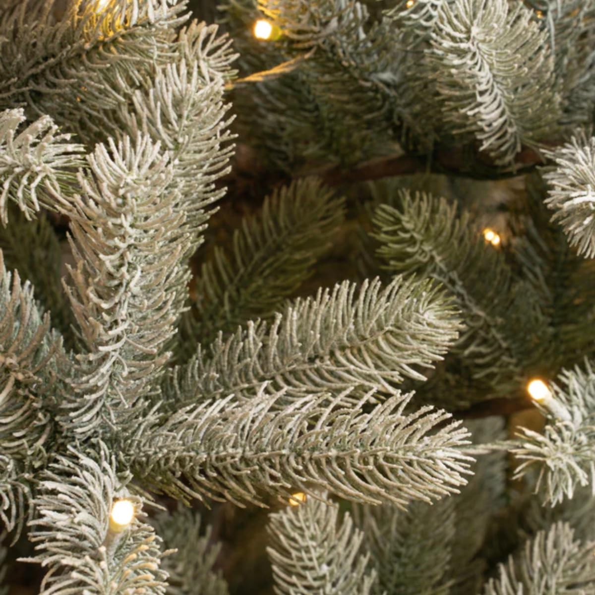 Black Box Trees Nagoya Sapin de Noël Artificiel avec éclairage LED Blanc Chaud - H 210 x Ø 115 cm - Vert givré