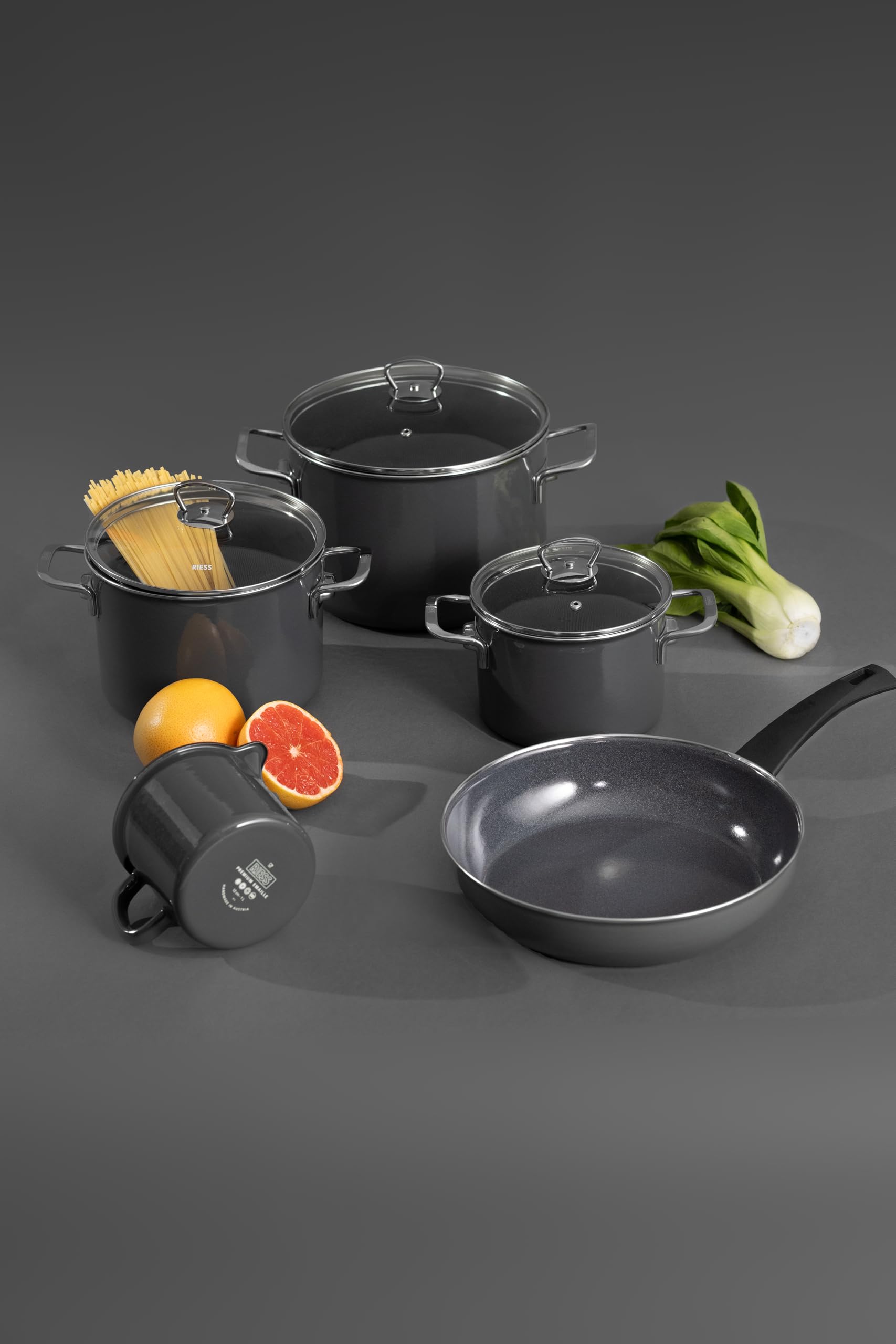 Riess, 0040-003, Schnabeltopf ø 12cm, DARK GREY, Grau, Emaille, Vol. (rec.): 1,0 Liter, Made in Österreich, LBH: 18,7x13,5x11,5cm, 0,430kg, Kanne mit Henkel, Deckel, Induktionskocher kompatibel