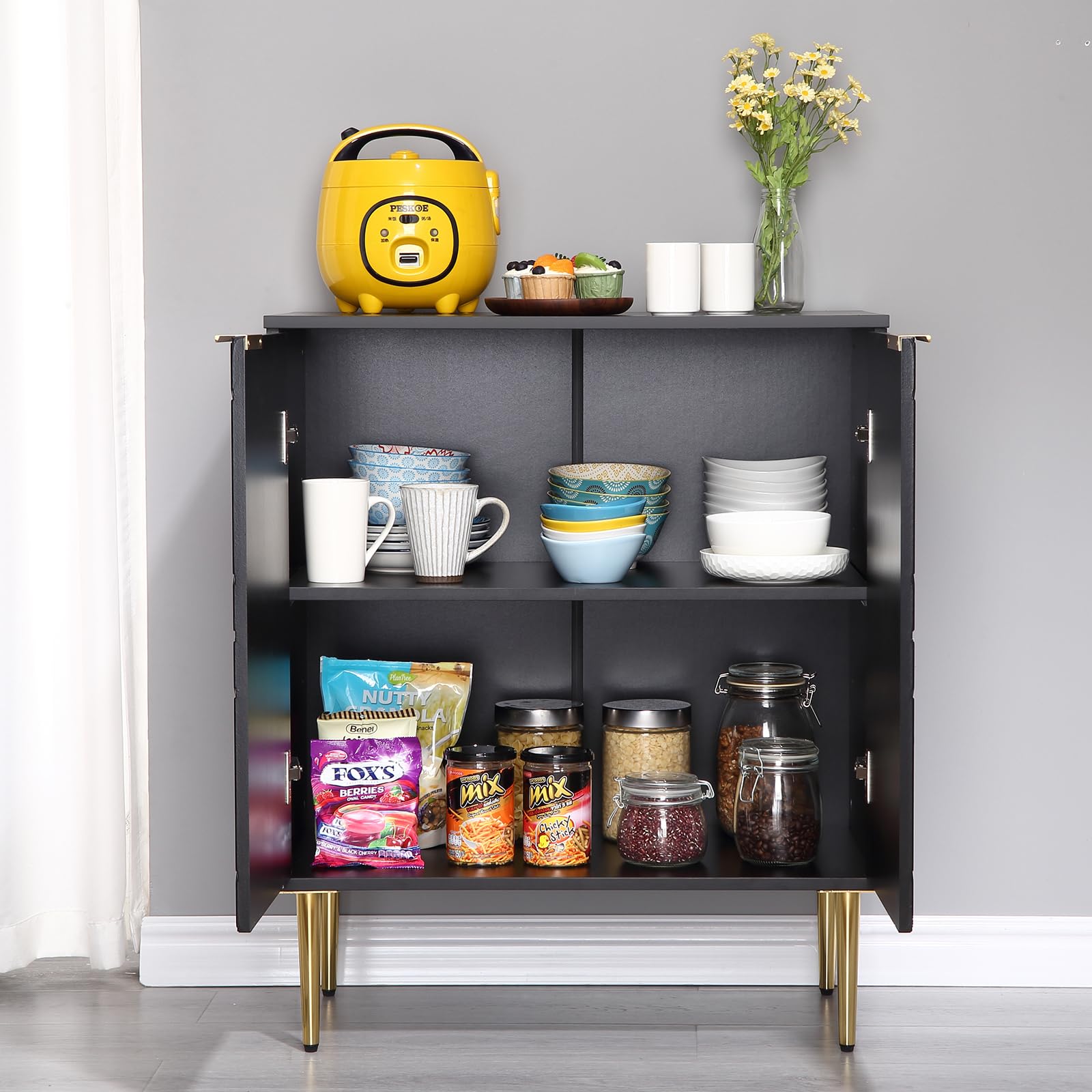 Credenza buffet moderna in legno nero con 2 ante a rilievo, ampio spazio contenitivo, perfetta per sala da pranzo, soggiorno, cucina o ingresso, ideale come mobile per stoviglie o scarpiere,
