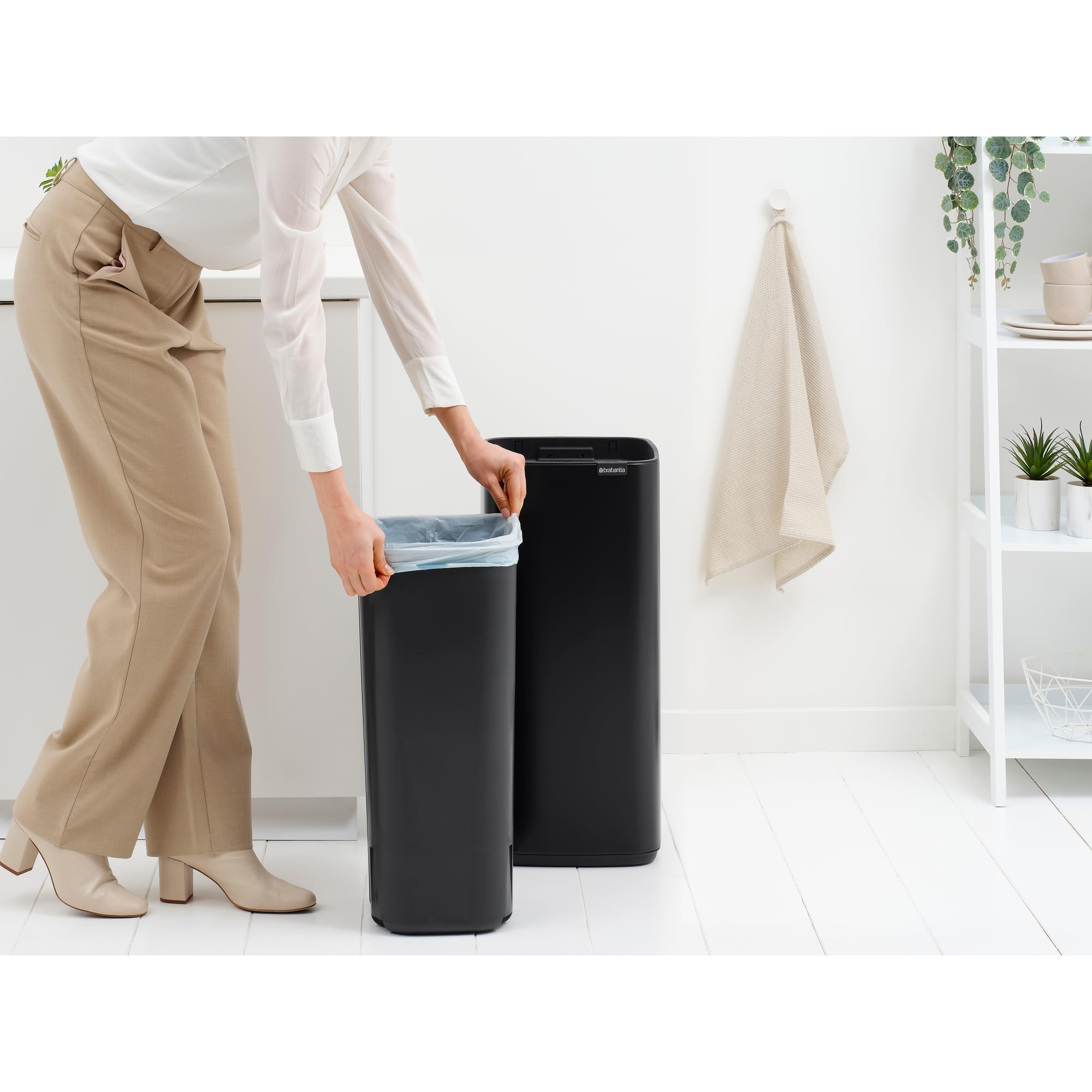 Brabantia Bo Touch Bin 30L (Matt Black), Pattumiera rettangolare salvaspazio, Cestino con apertura soft touch, Secchio spazzatura con secchio interno rimovibile e sacchetti PerfectFit inclusi