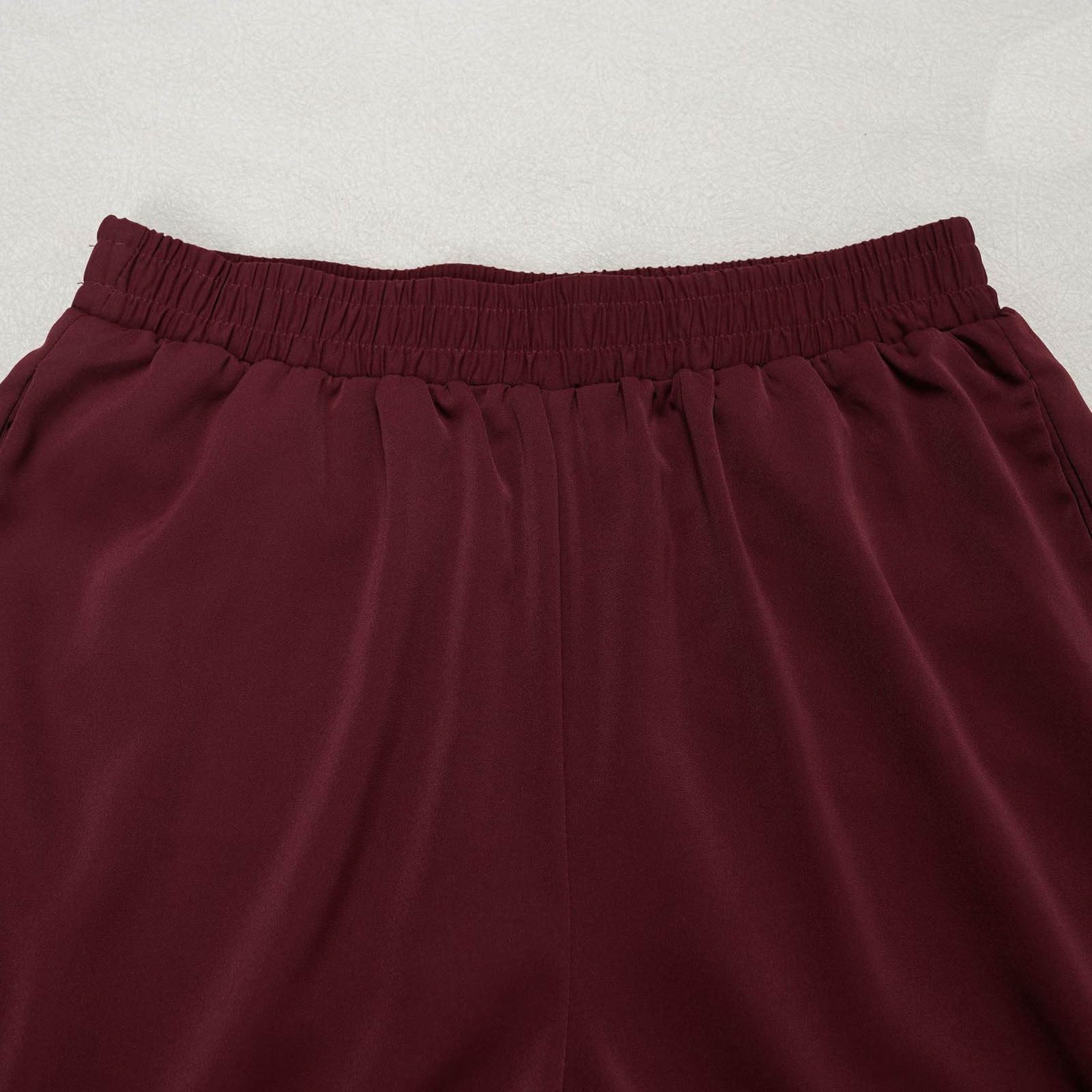 Elegante camicetta casual con bottoni e pantaloni a gamba larga per un comp