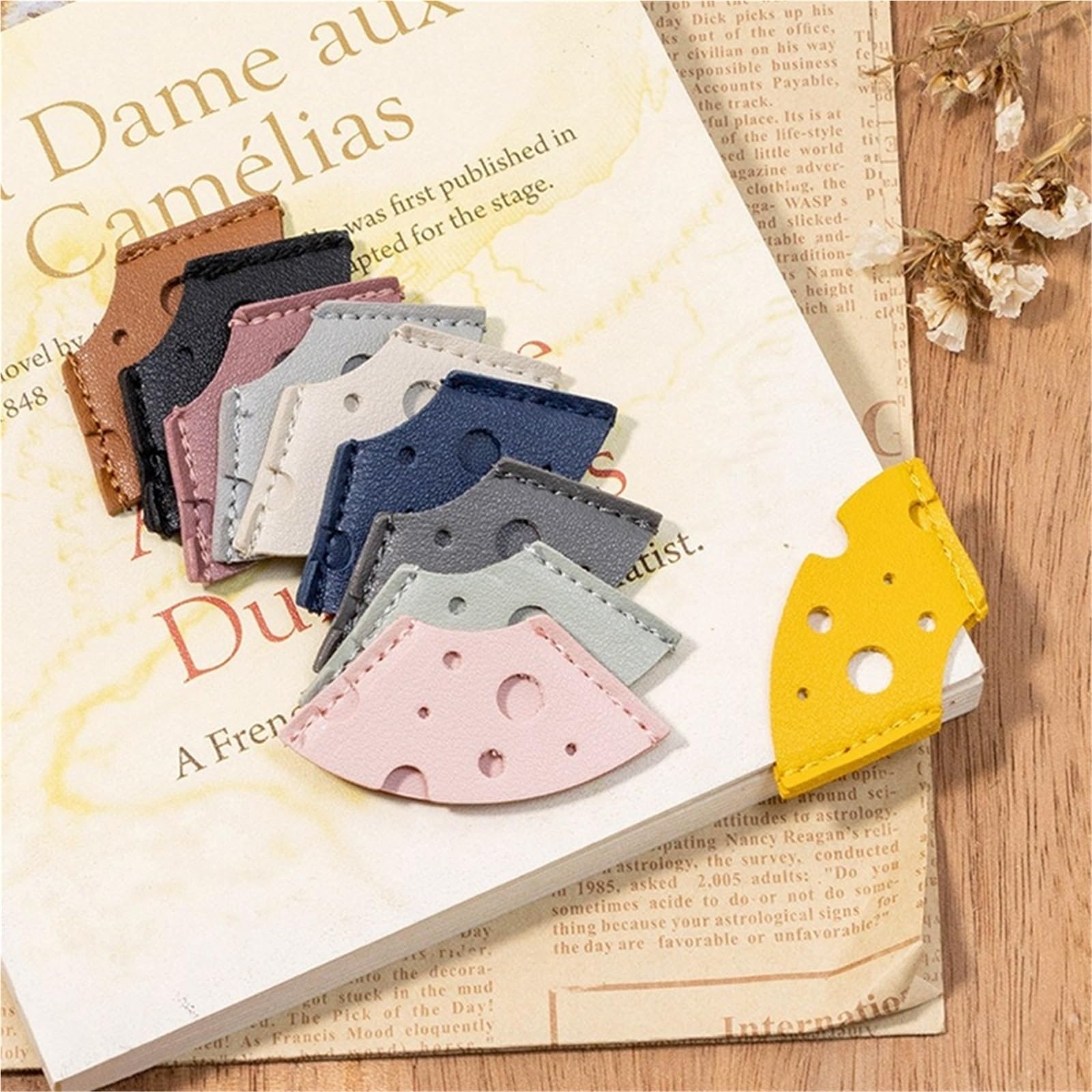 Ecke Seite Buch Marks Käse-Lesezeichen aus hohlem Leder