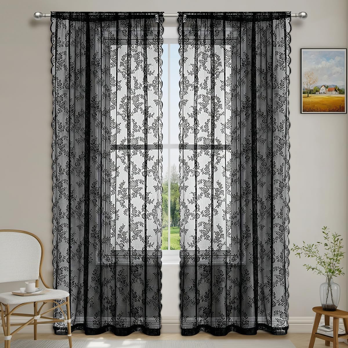 Cortinas de encaje para recuperar la intimidad y vestir salones oscuros con elegancia vintage negro