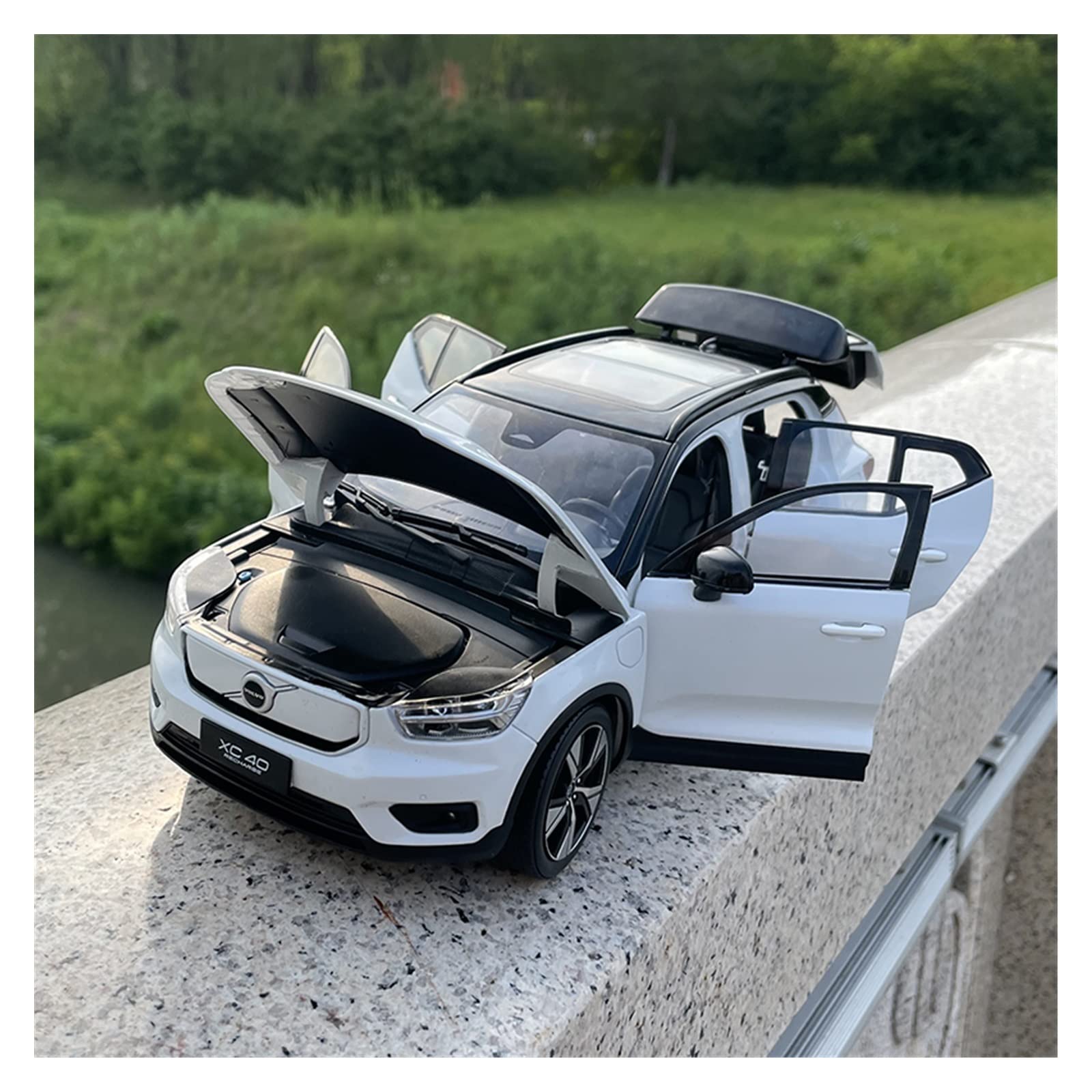 VOLVO XC40 1/18 ミニカー 1/18 ボルボ Volvo XC40 白 ホワイト SUV クロスカントリー 外車
